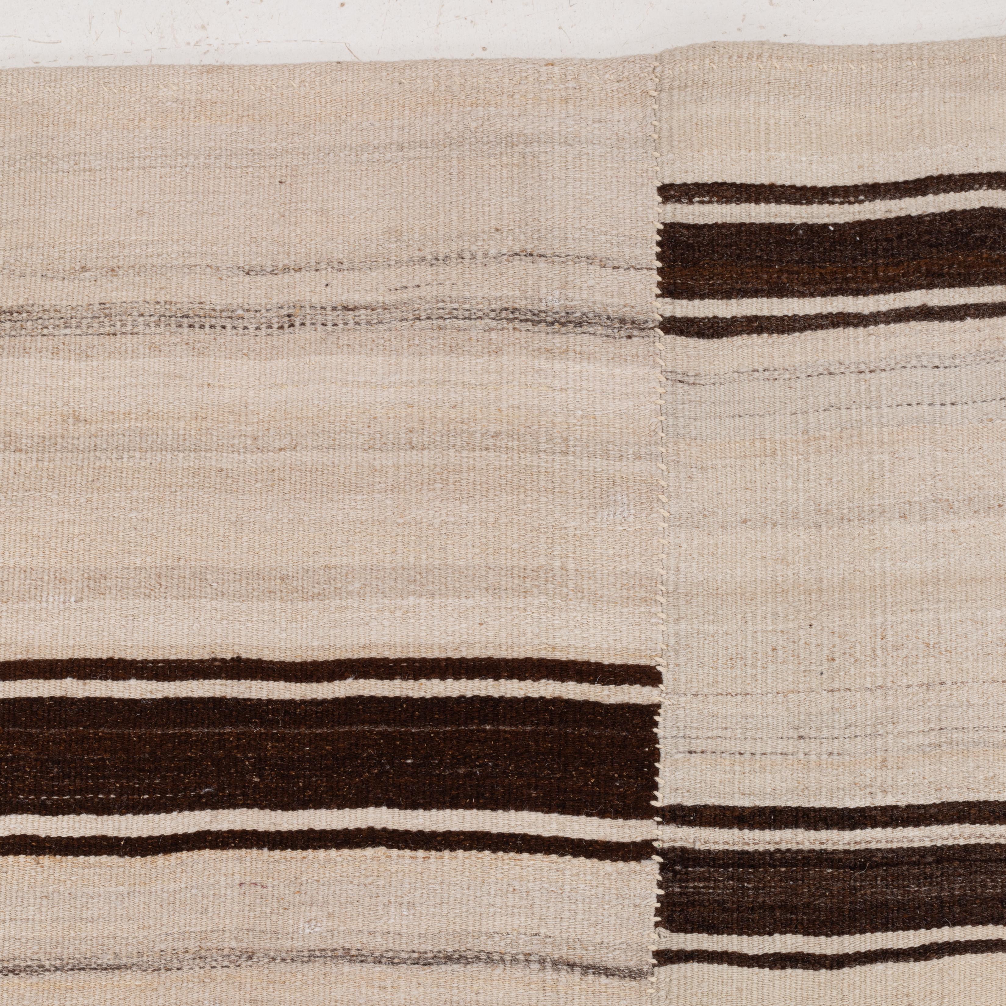 Großer anatolischer neutraler Woll-Kilim-Teppich, Mitte 20. im Angebot 3