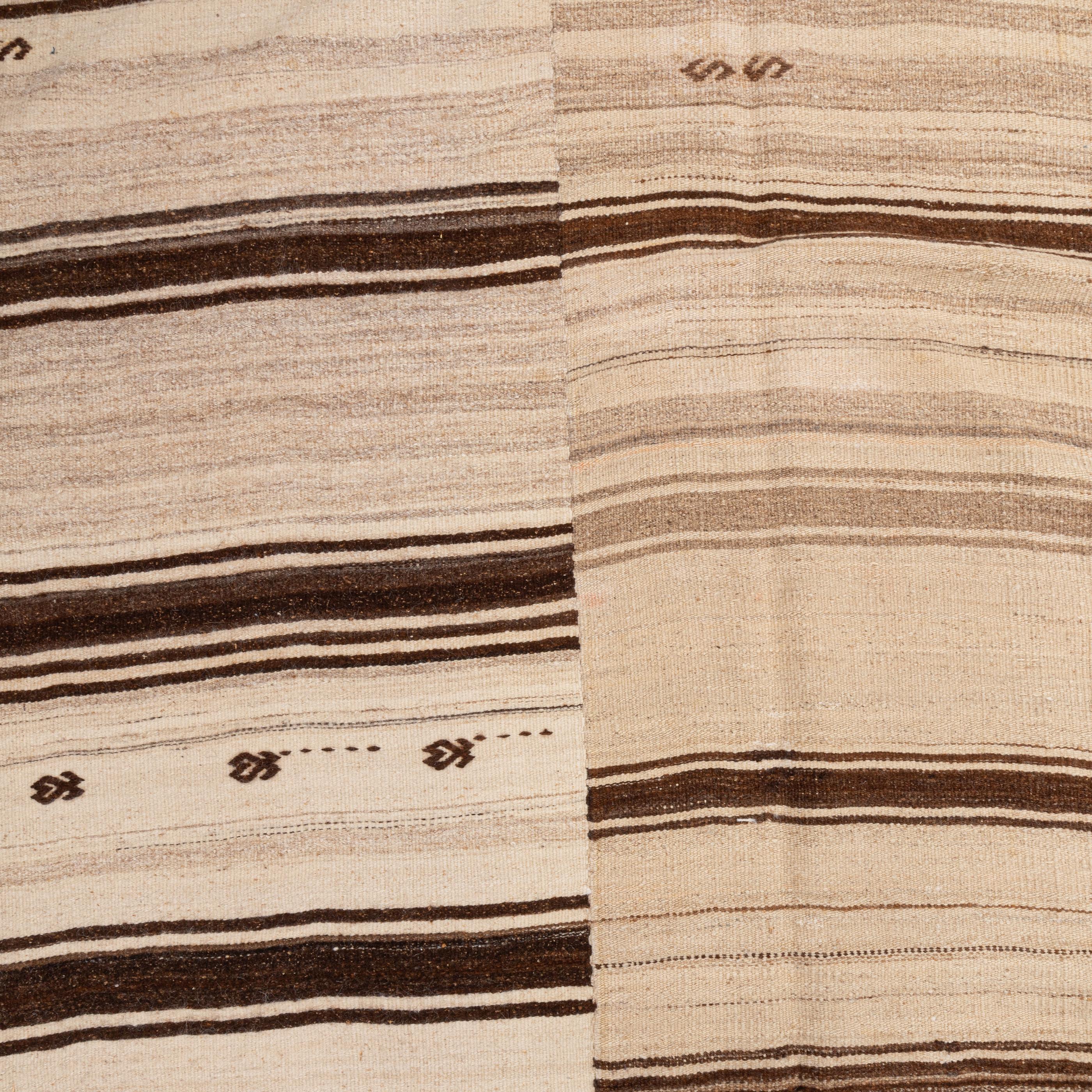 Großer anatolischer neutraler Woll-Kilim-Teppich, Mitte 20. im Angebot 4