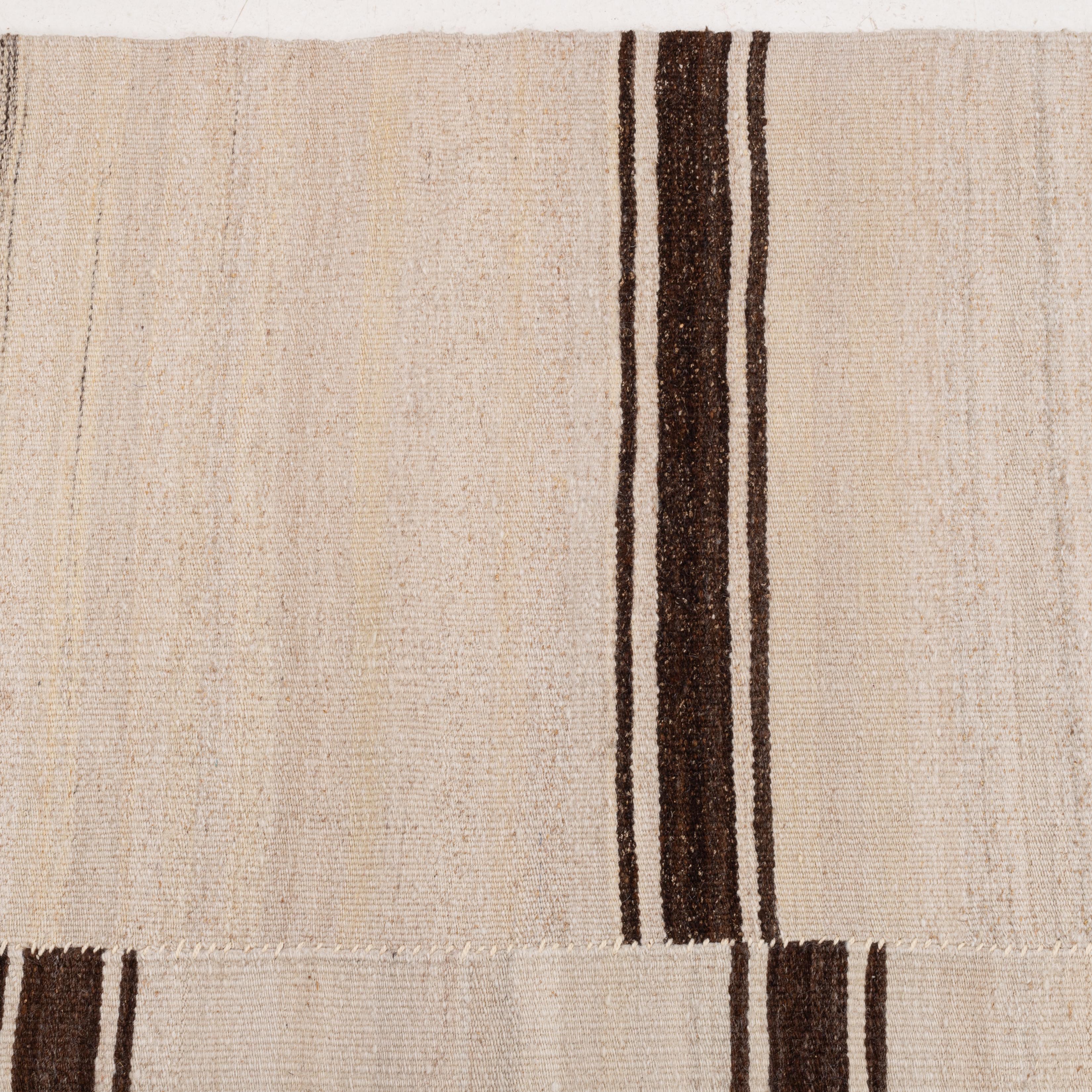 Großer anatolischer neutraler Woll-Kilim-Teppich, Mitte 20. im Angebot 4