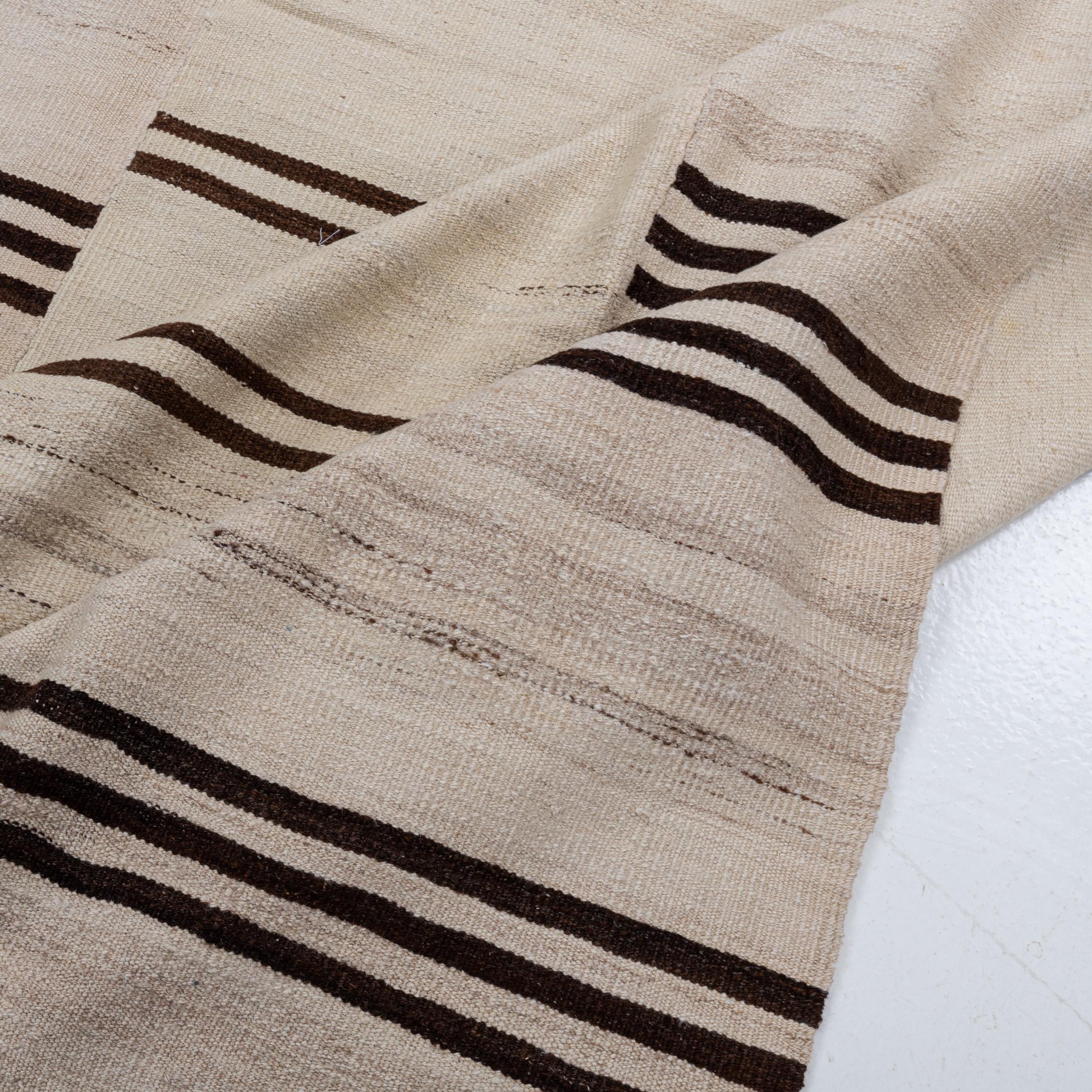 Grande Rug & Kilim in lana neutra dell'Anatolia, metà del XX secolo. in vendita 7