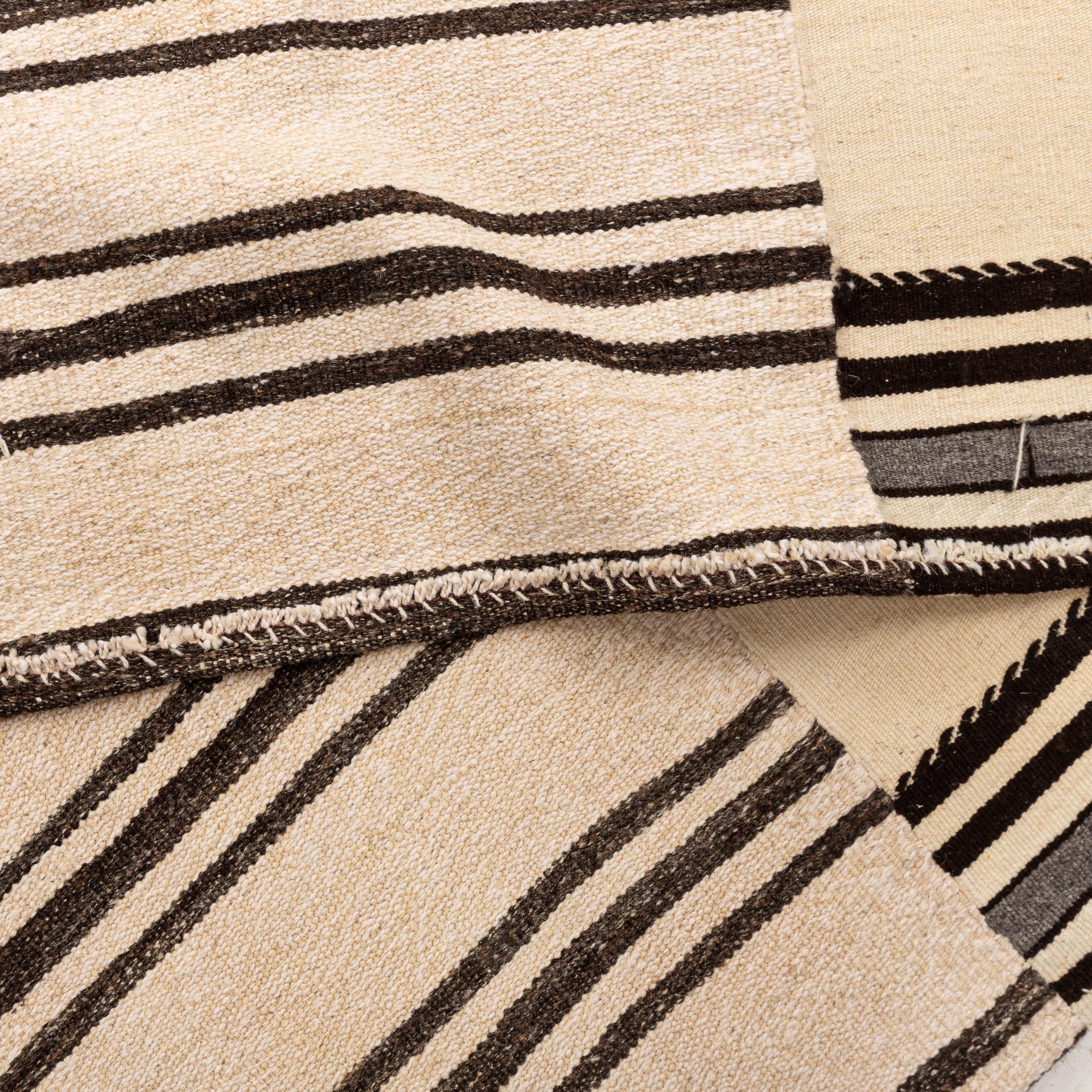 Gran alfombra kilim de lana neutra de Anatolia, mediados del siglo XX en venta 6