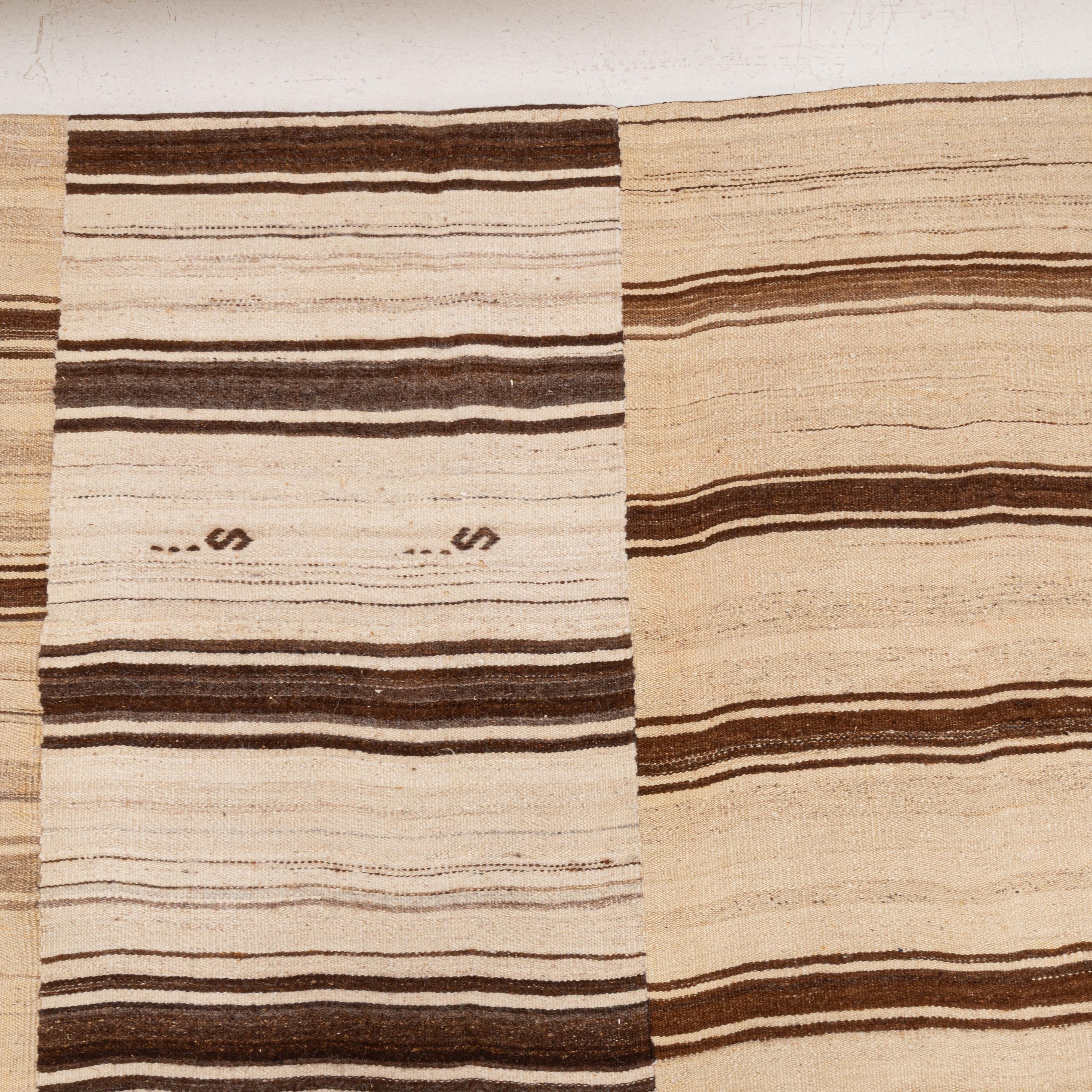 Großer anatolischer neutraler Woll-Kilim-Teppich, Mitte 20. im Angebot 5