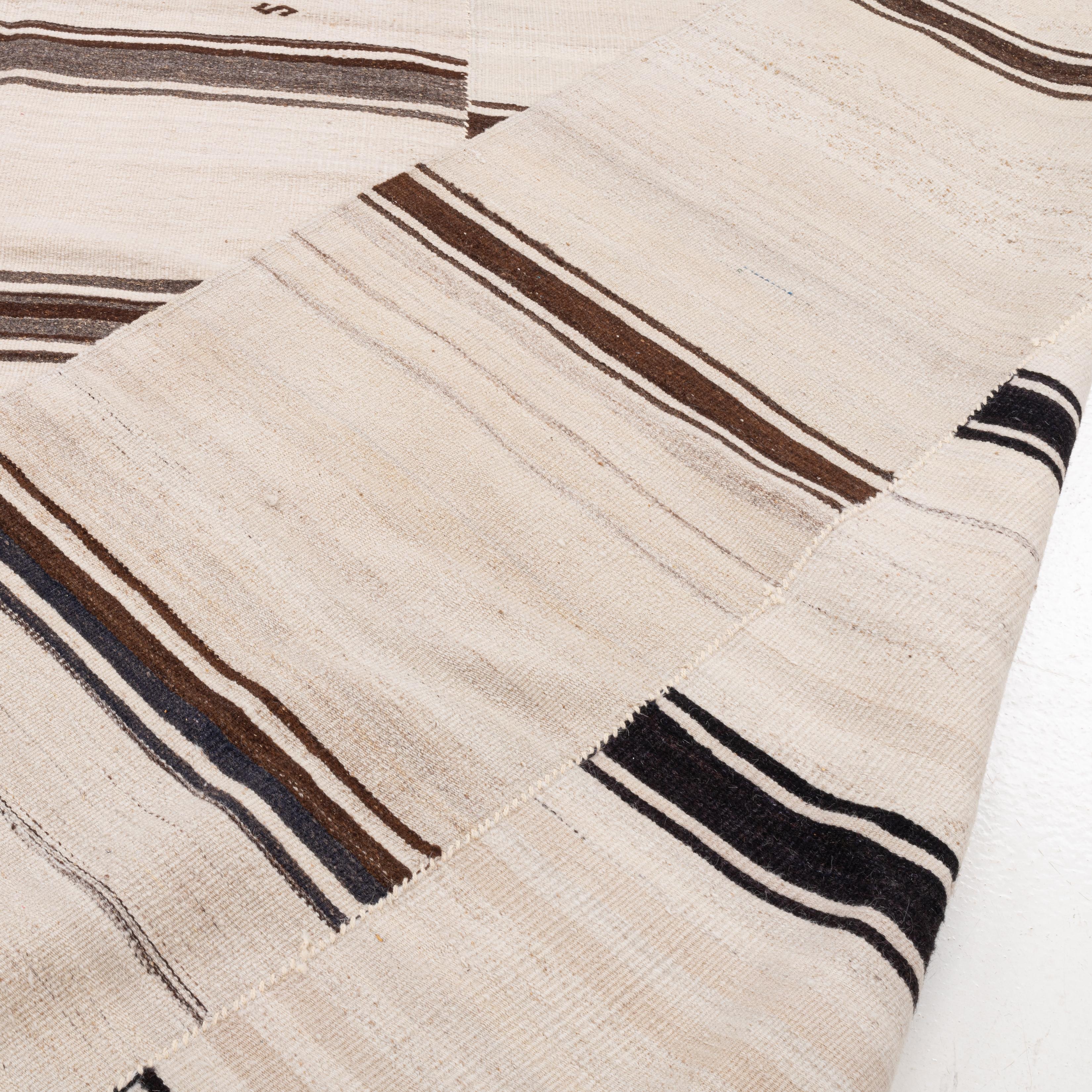 Großer anatolischer neutraler Woll-Kilim-Teppich, Mitte 20. im Angebot 5