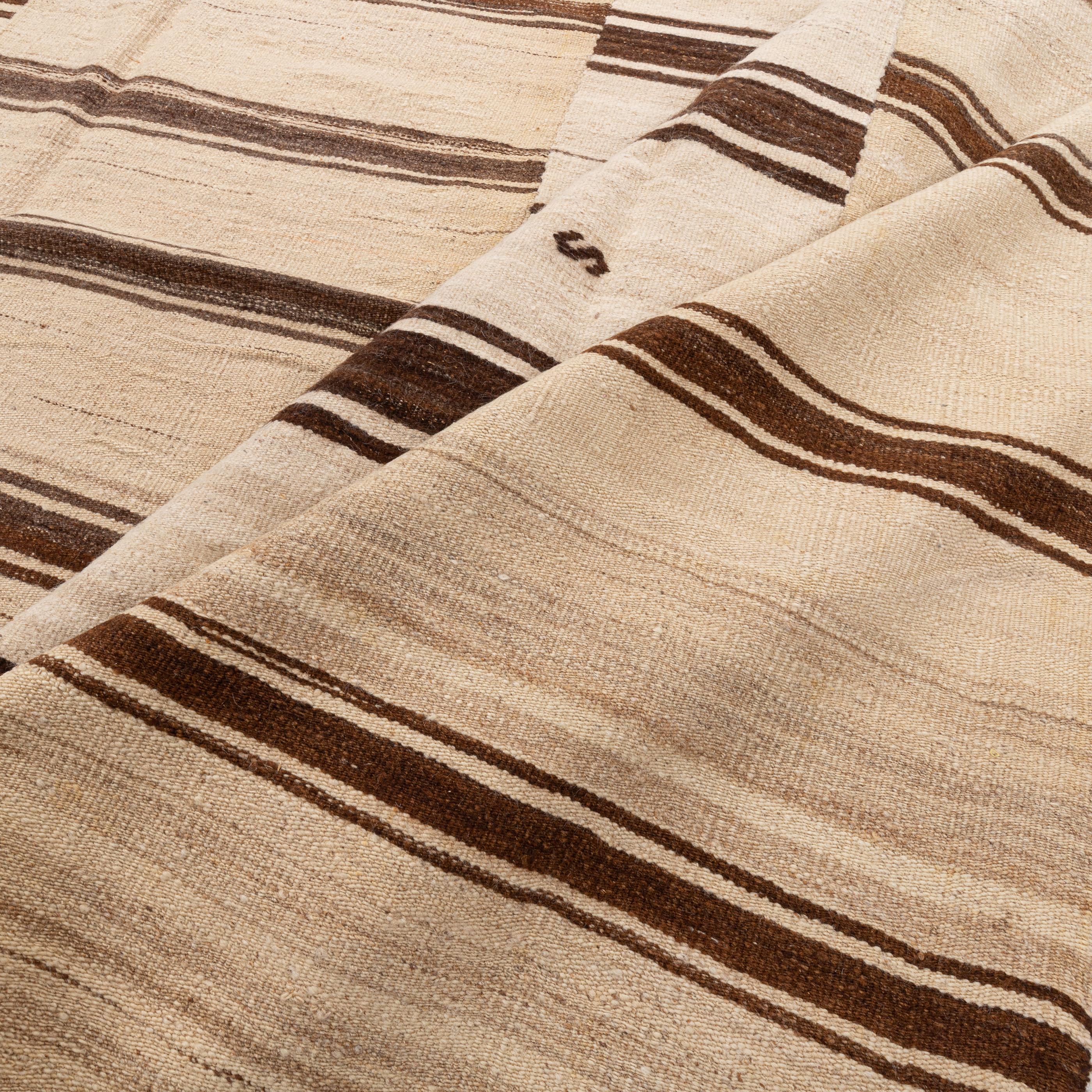 Großer anatolischer neutraler Woll-Kilim-Teppich, Mitte 20. im Angebot 6