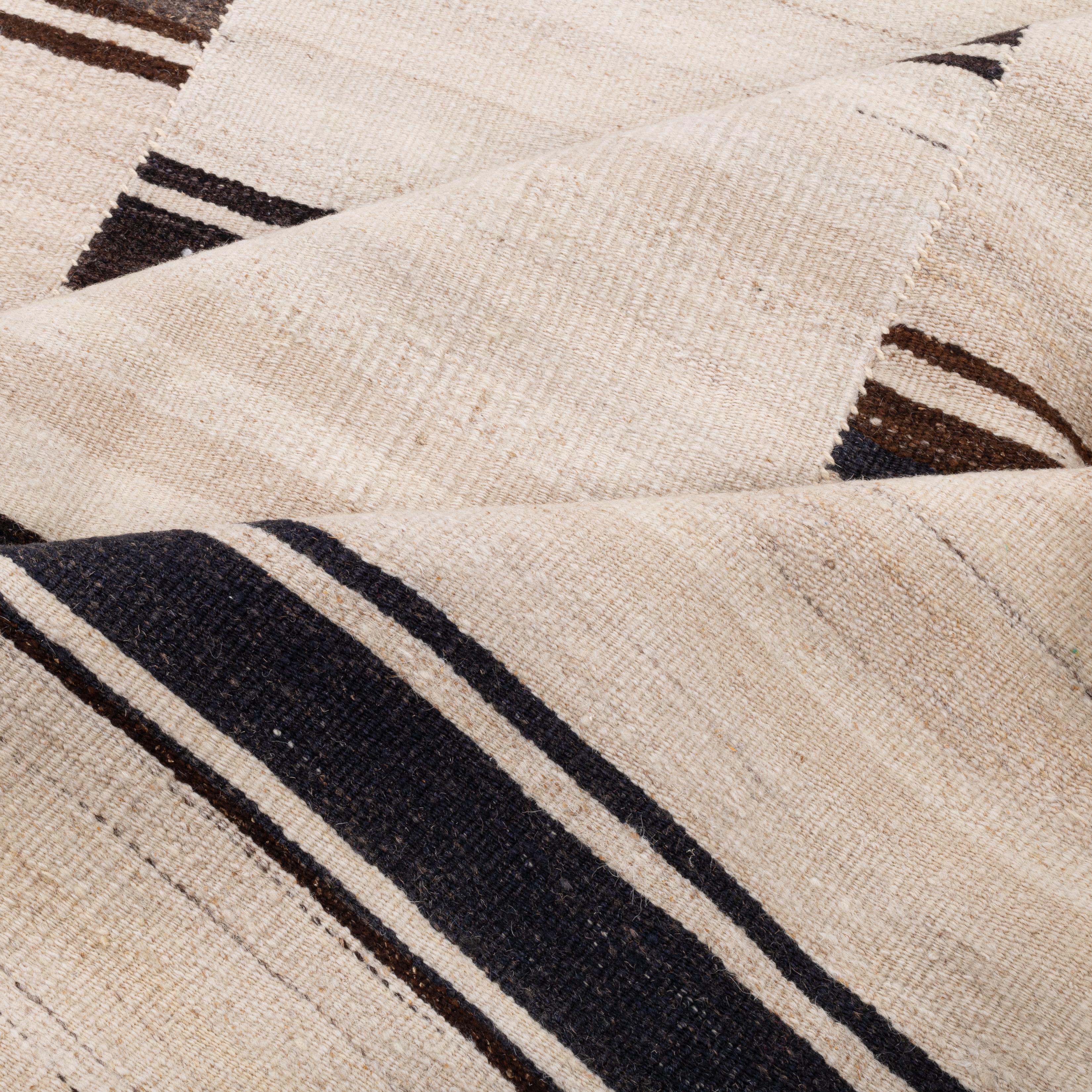 Großer anatolischer neutraler Woll-Kilim-Teppich, Mitte 20. im Angebot 6