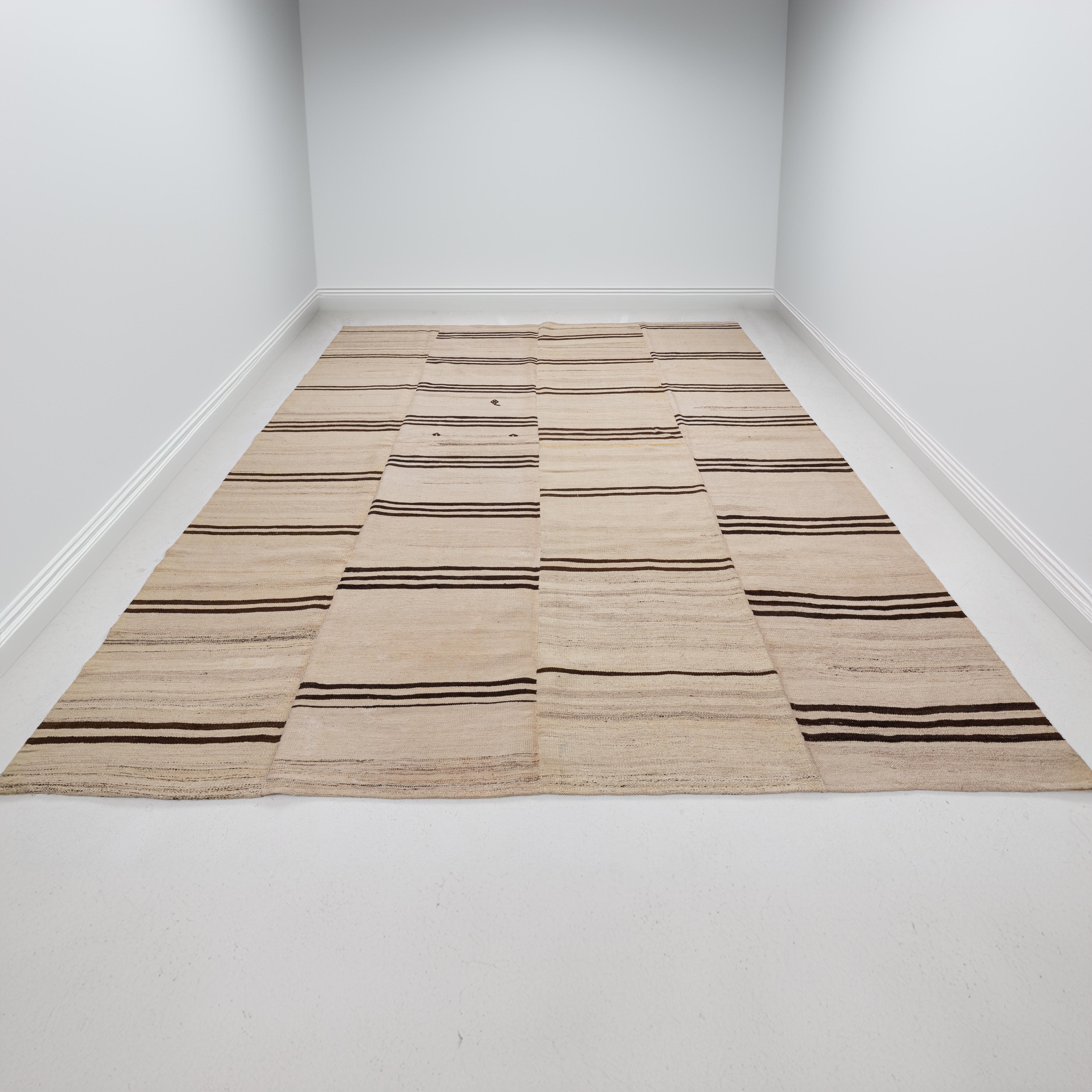 Turco Grande Rug & Kilim in lana neutra dell'Anatolia, metà del XX secolo. in vendita