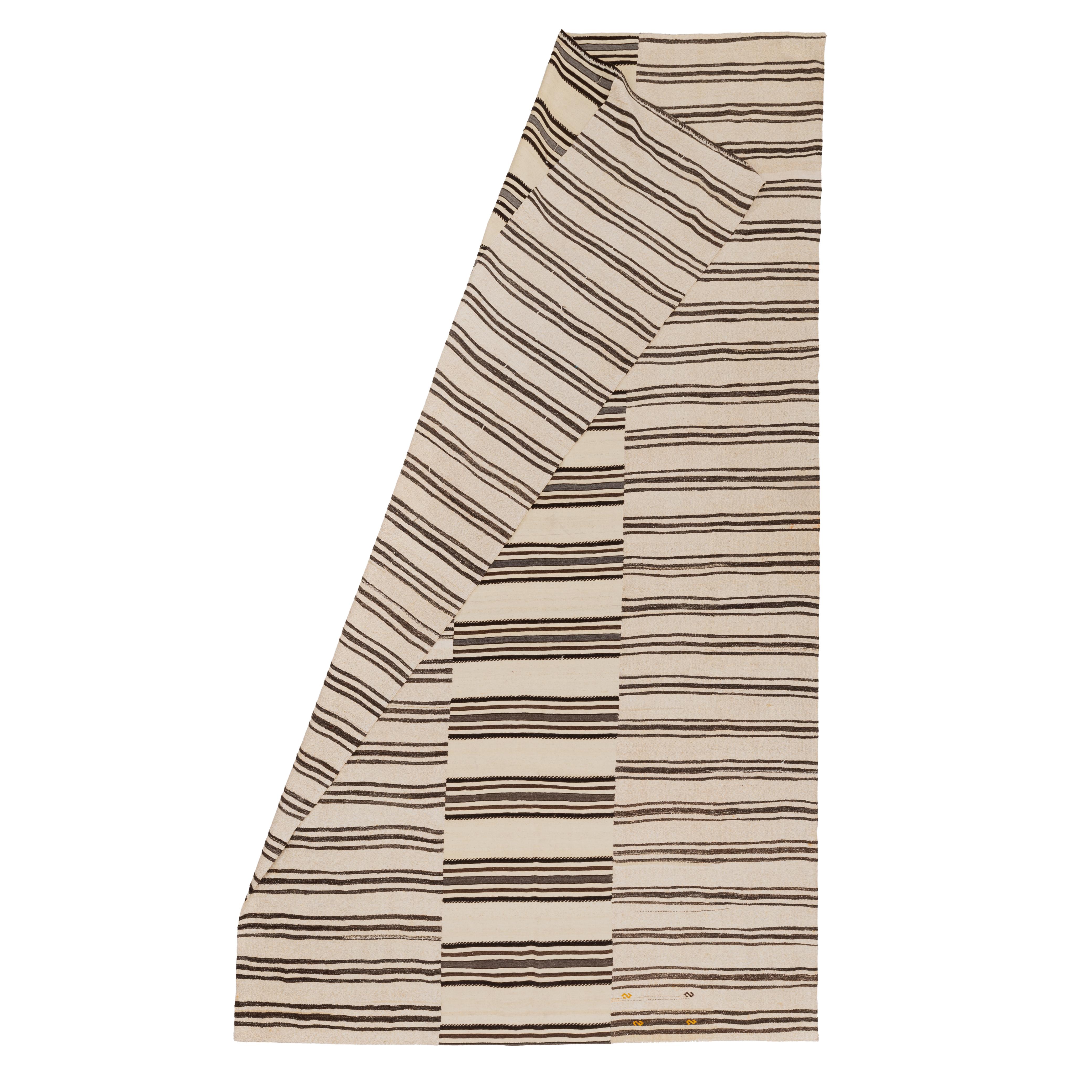 Gran alfombra kilim de lana neutra de Anatolia, mediados del siglo XX Kilim en venta