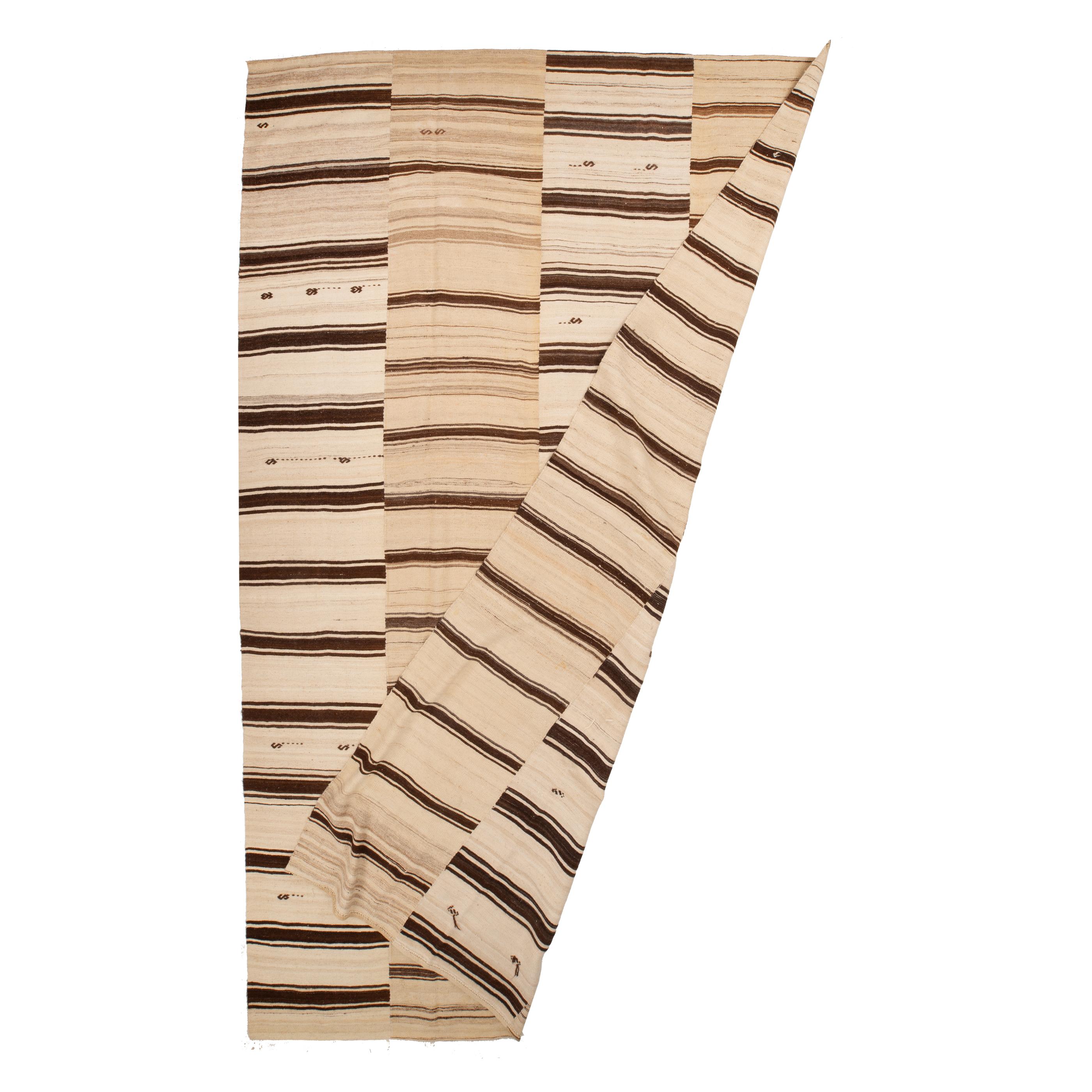 Großer anatolischer neutraler Woll-Kilim-Teppich, Mitte 20. (Kelim) im Angebot