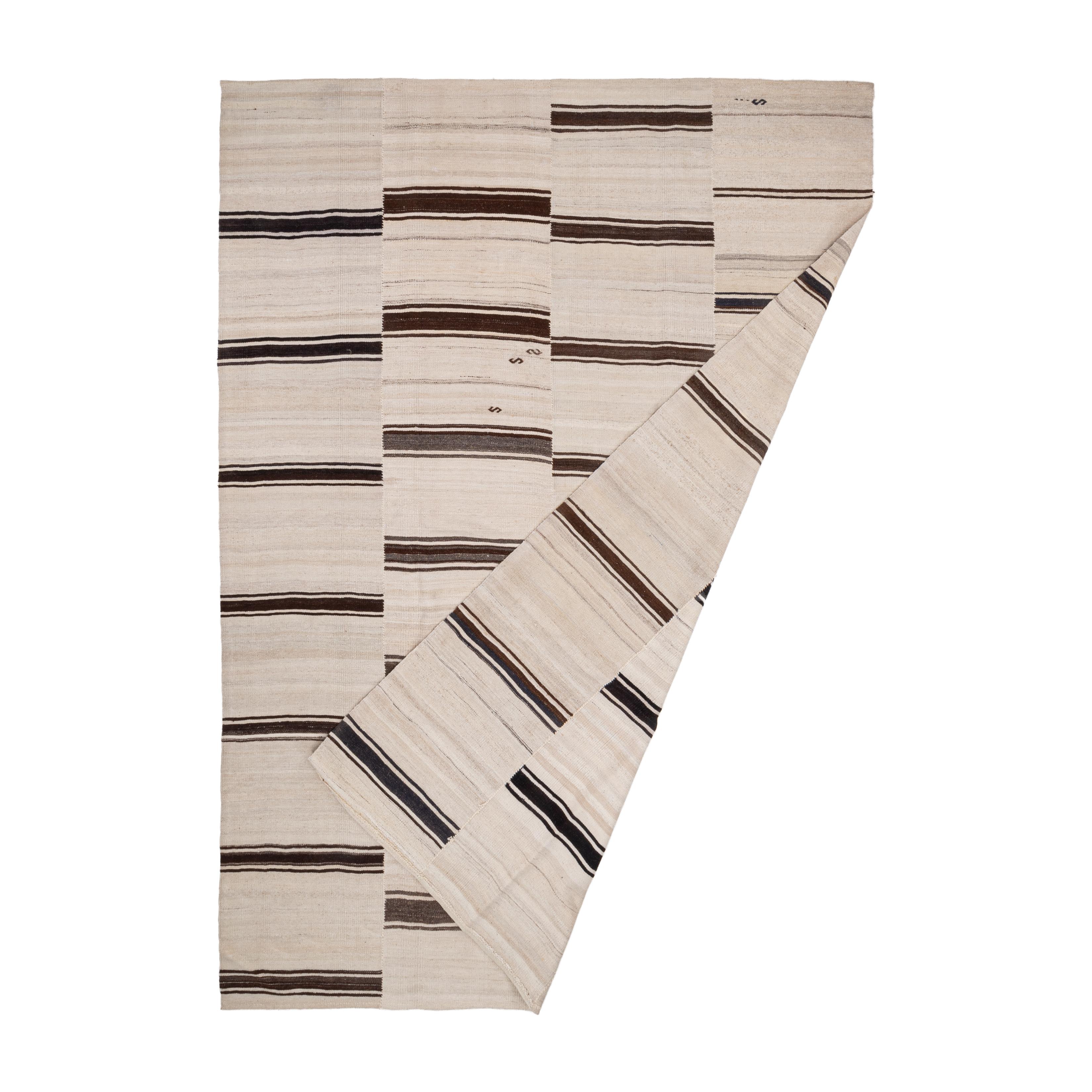 Großer anatolischer neutraler Woll-Kilim-Teppich, Mitte 20. (Kelim) im Angebot