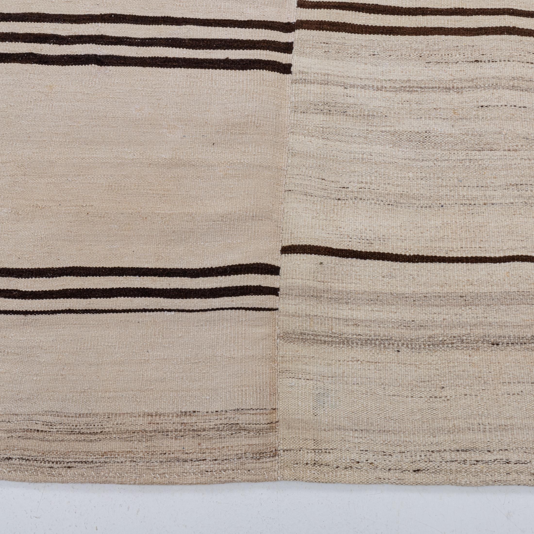 Tessuto a mano Grande Rug & Kilim in lana neutra dell'Anatolia, metà del XX secolo. in vendita