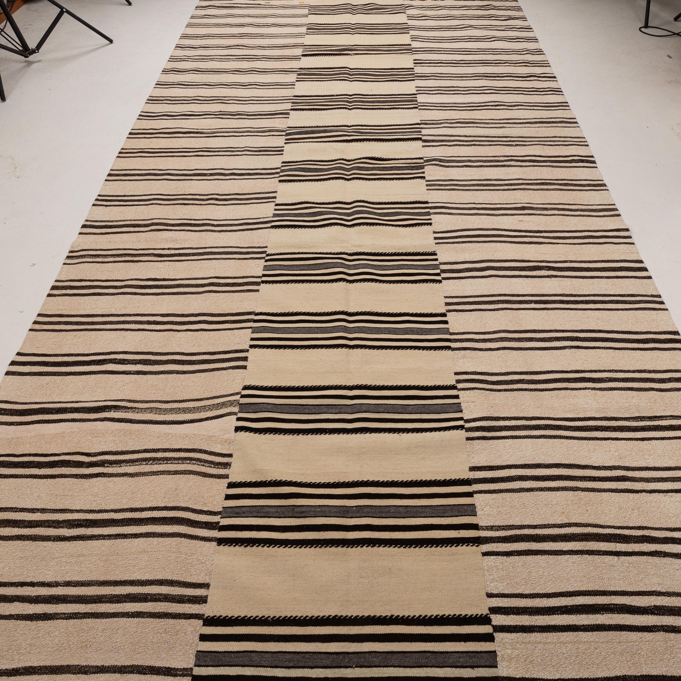 Gran alfombra kilim de lana neutra de Anatolia, mediados del siglo XX Turco en venta