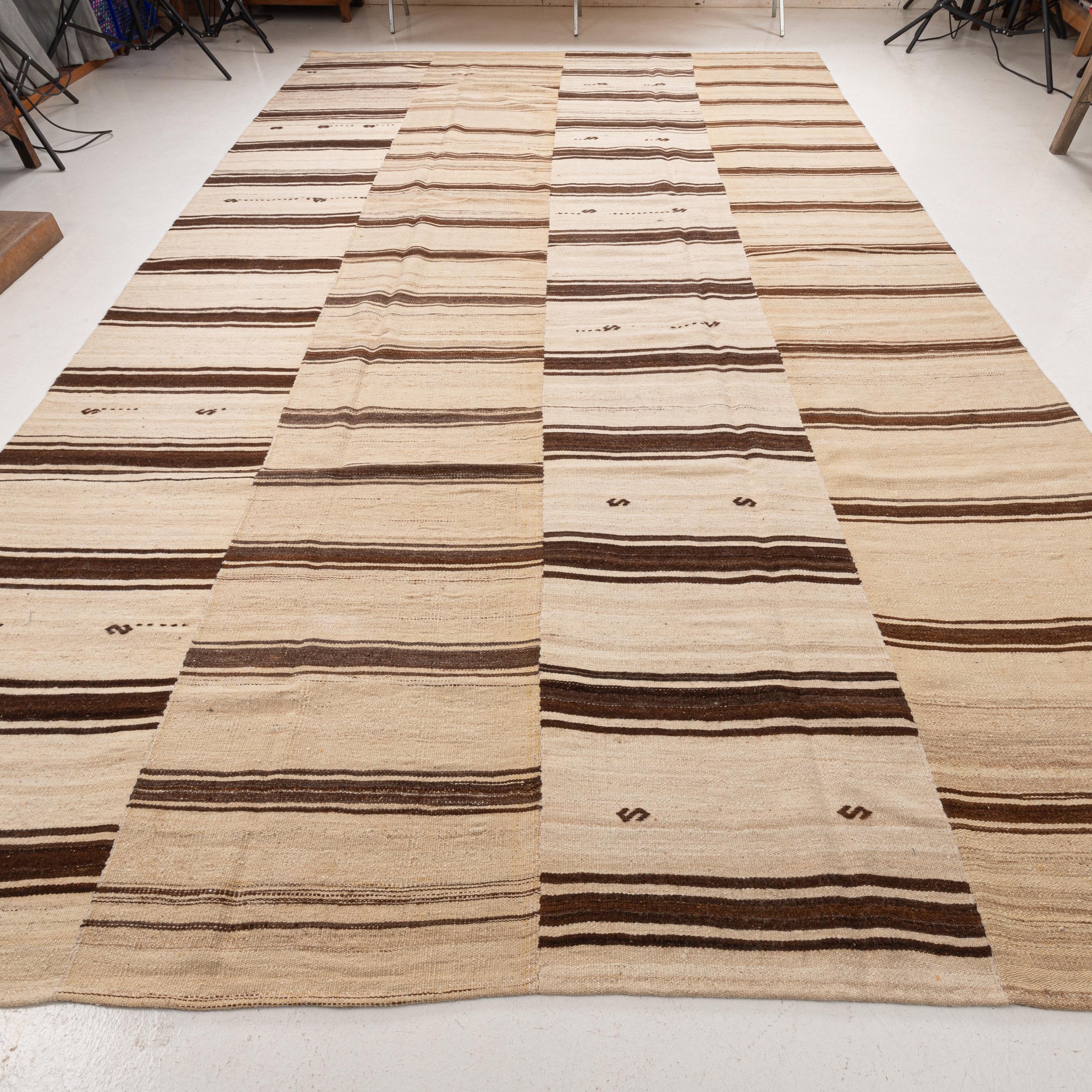 Großer anatolischer neutraler Woll-Kilim-Teppich, Mitte 20. (Türkisch) im Angebot