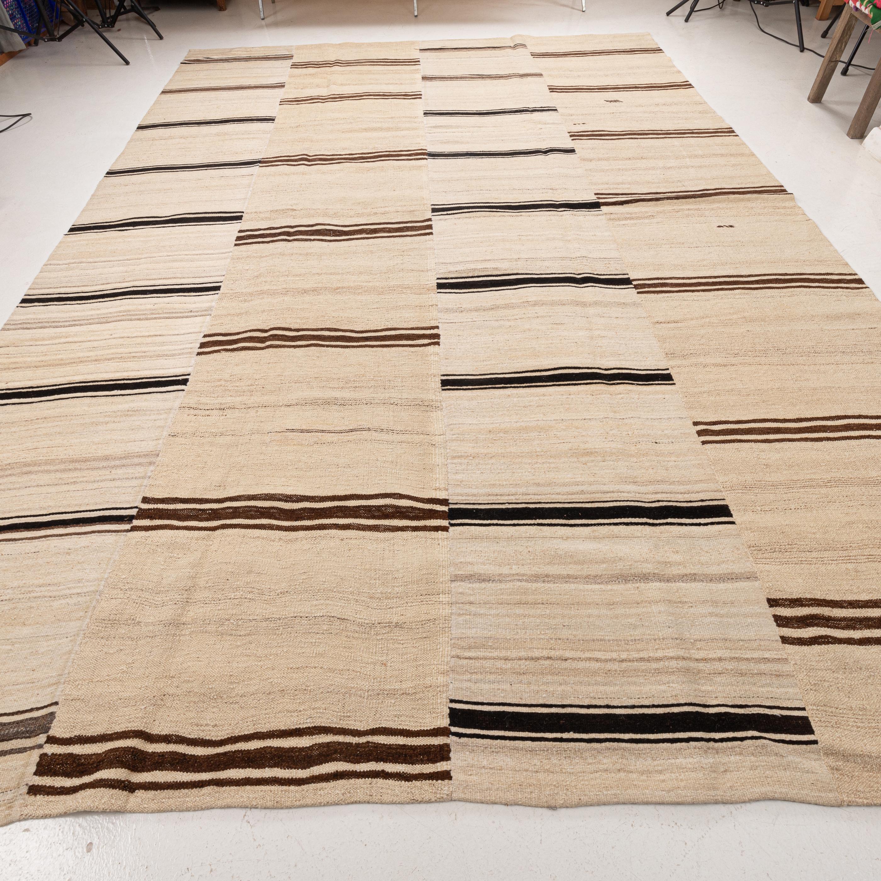 Gran alfombra kilim de lana neutra de Anatolia, mediados del siglo XX Turco en venta