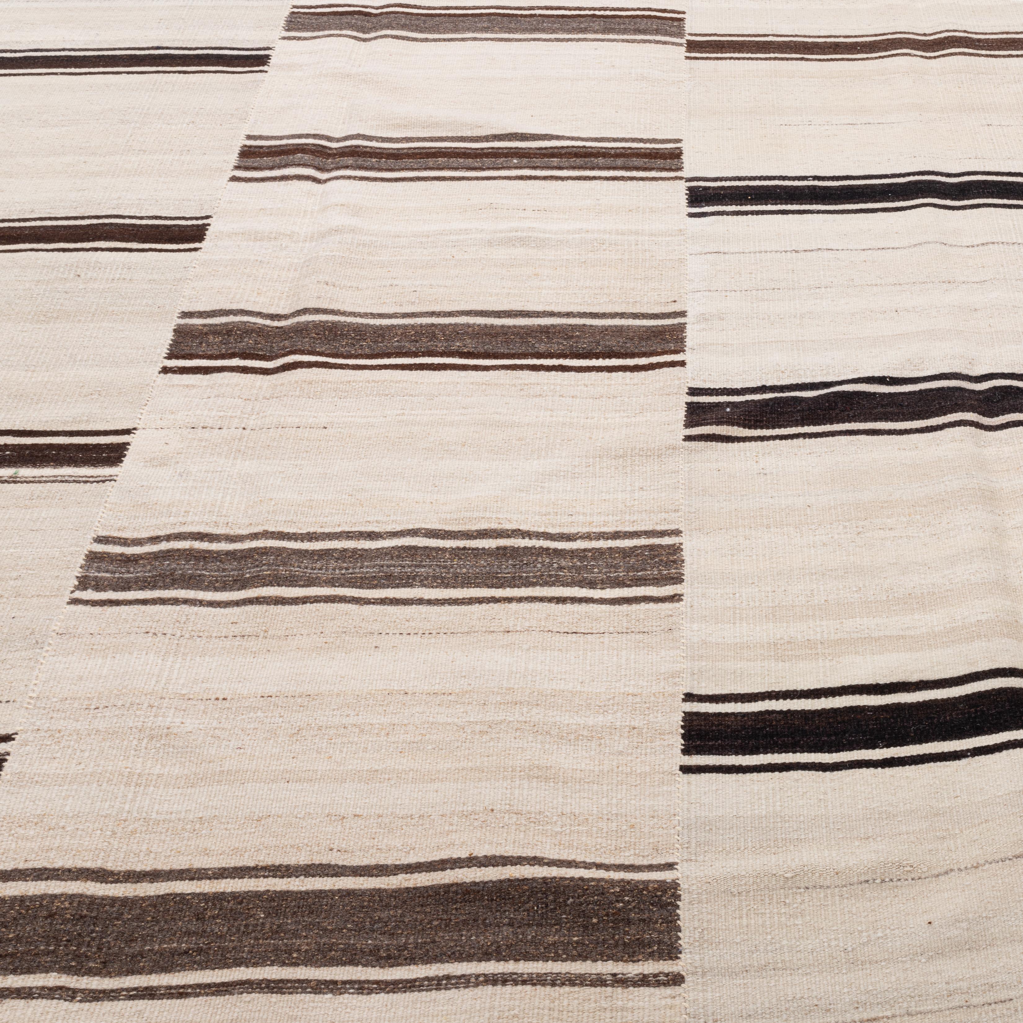 Großer anatolischer neutraler Woll-Kilim-Teppich, Mitte 20. (Türkisch) im Angebot