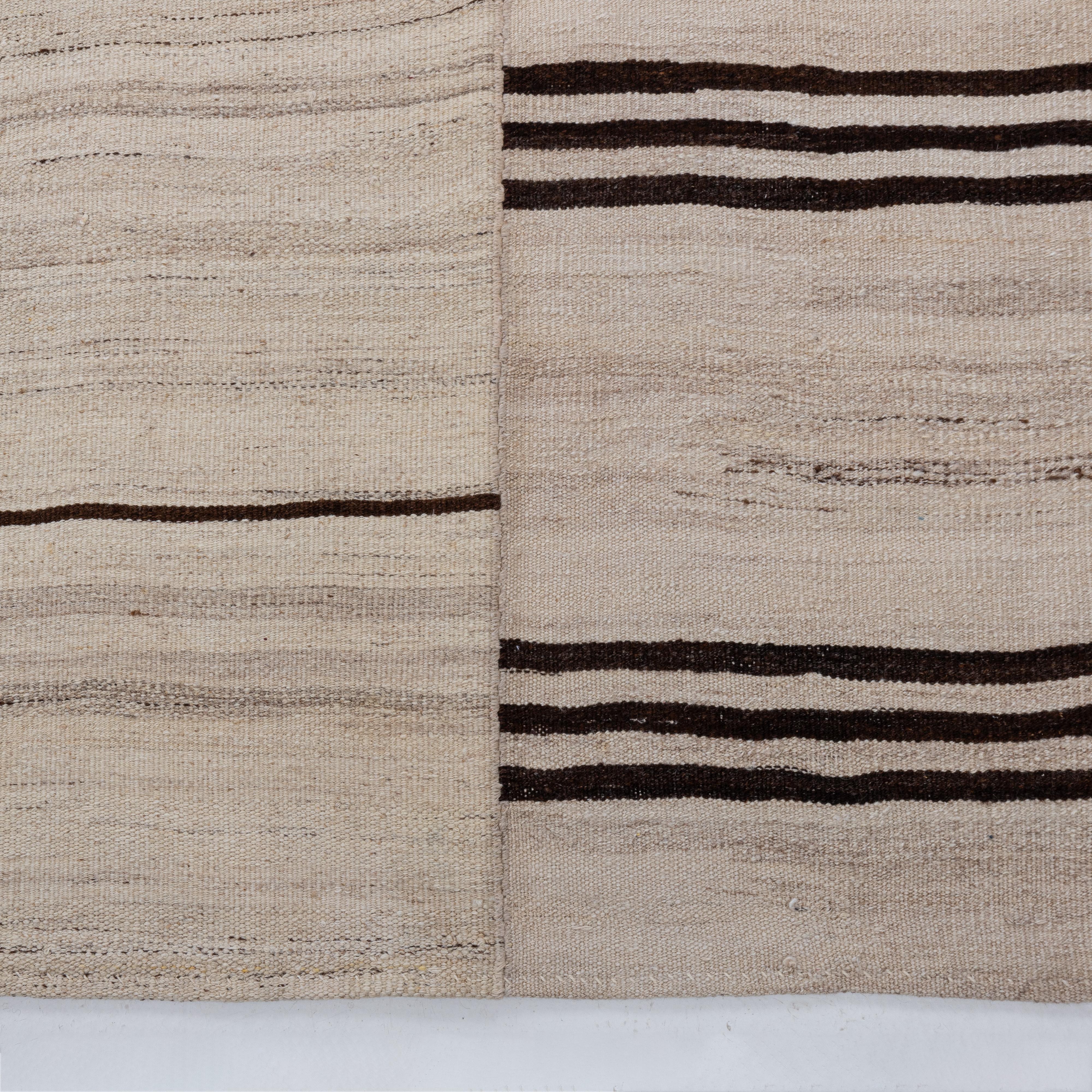 Grande Rug & Kilim in lana neutra dell'Anatolia, metà del XX secolo. In condizioni buone in vendita a Istanbul, TR