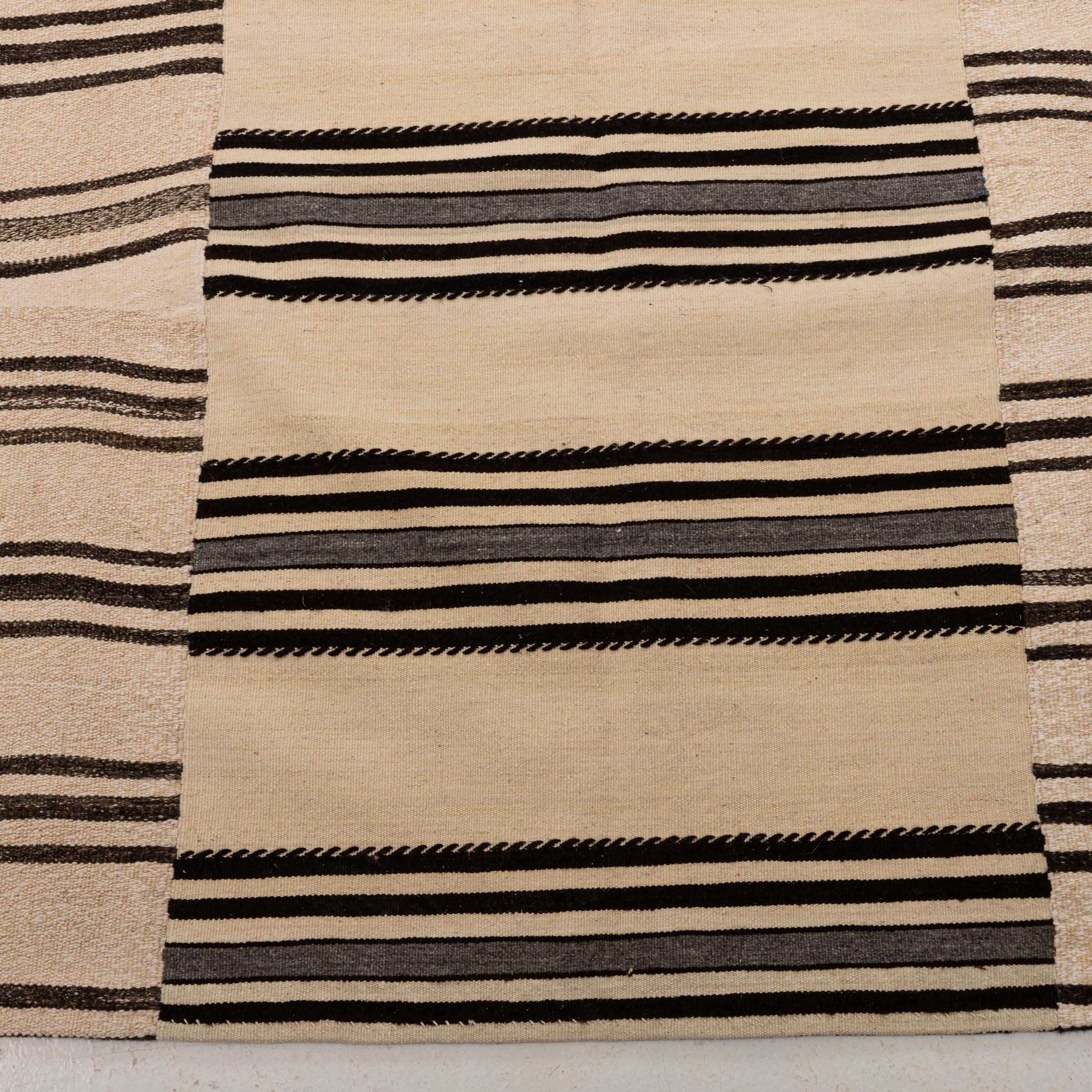 Gran alfombra kilim de lana neutra de Anatolia, mediados del siglo XX Tejido a mano en venta