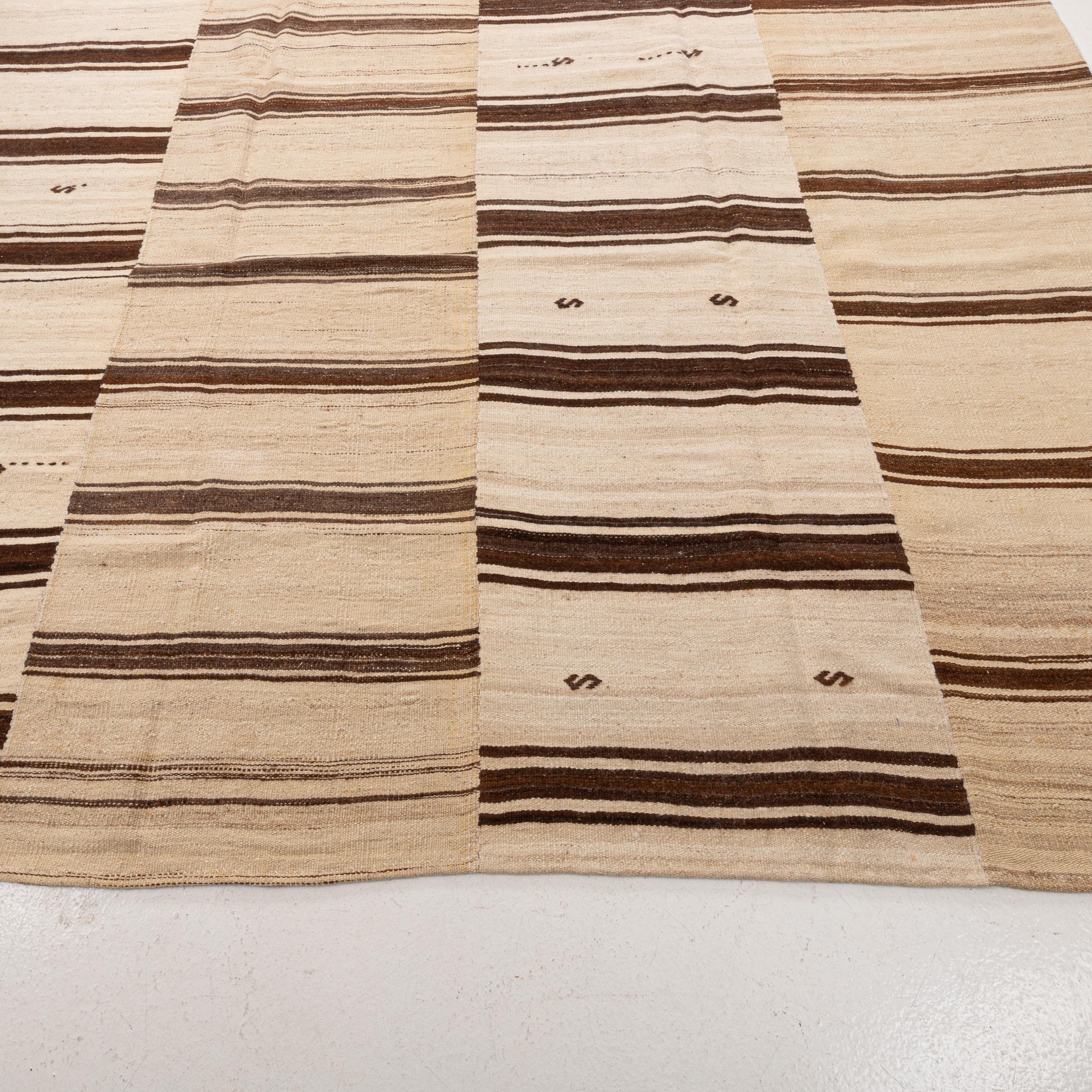 Großer anatolischer neutraler Woll-Kilim-Teppich, Mitte 20. (Handgewebt) im Angebot