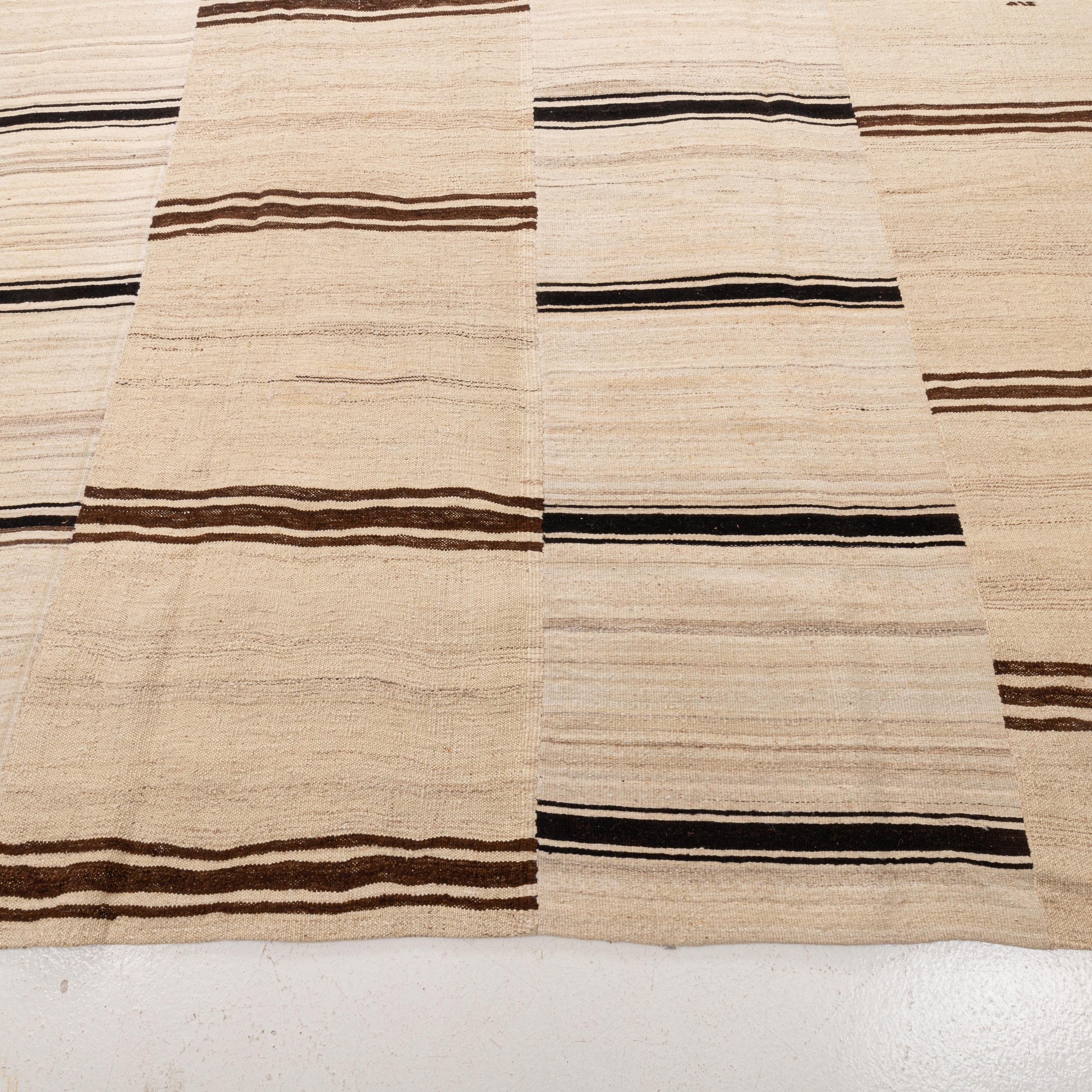 Gran alfombra kilim de lana neutra de Anatolia, mediados del siglo XX Tejido a mano en venta