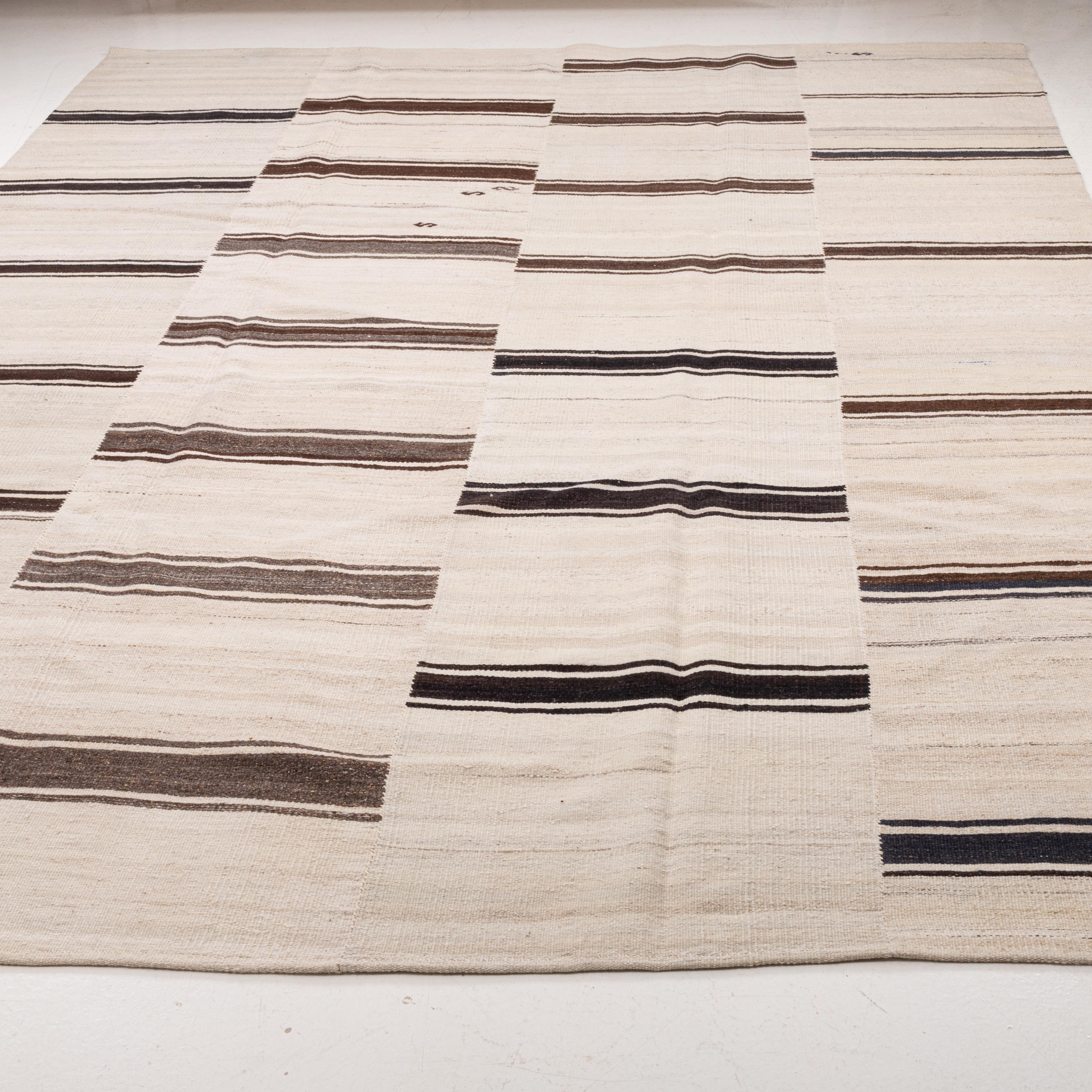 Großer anatolischer neutraler Woll-Kilim-Teppich, Mitte 20. (Handgewebt) im Angebot