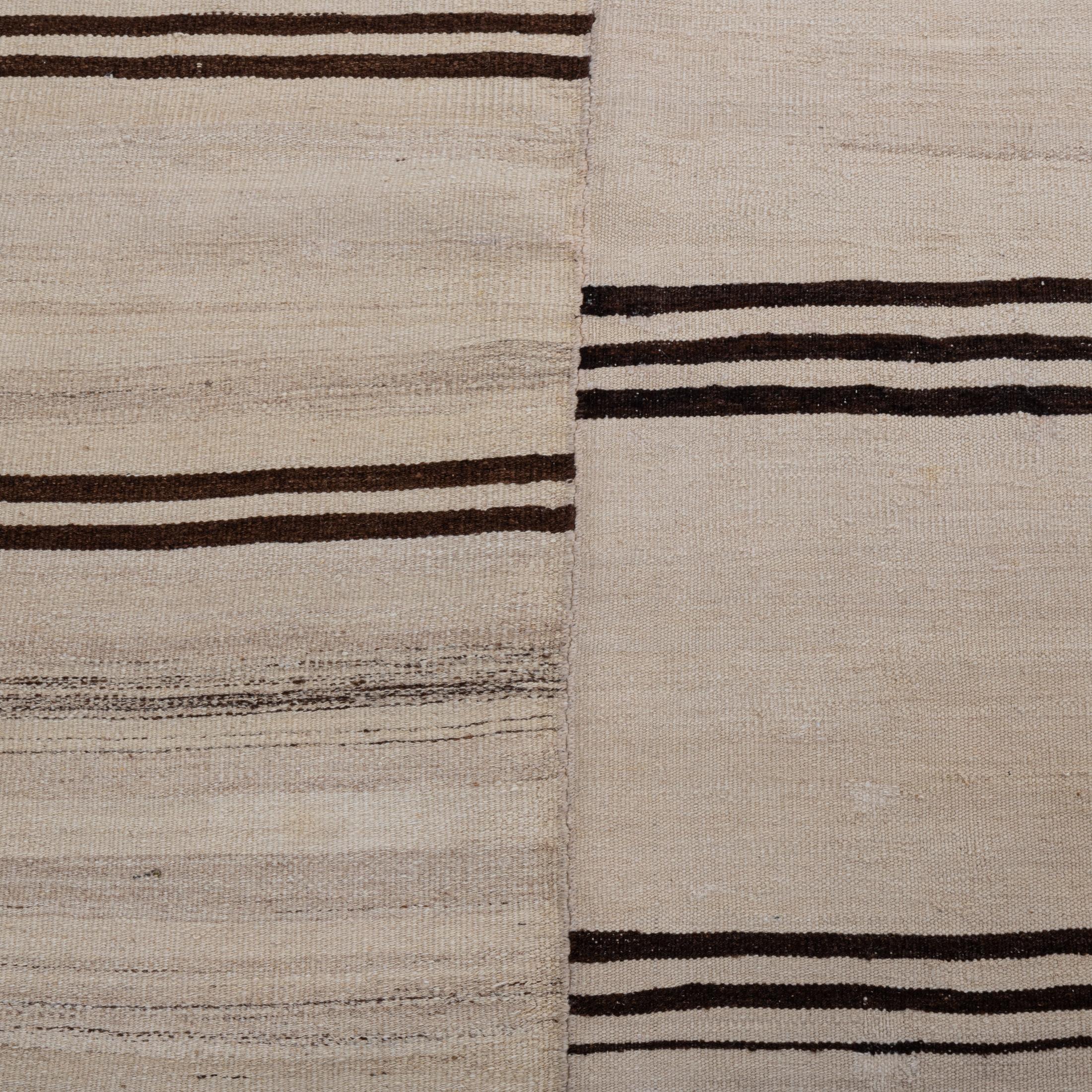 Lana Grande Rug & Kilim in lana neutra dell'Anatolia, metà del XX secolo. in vendita