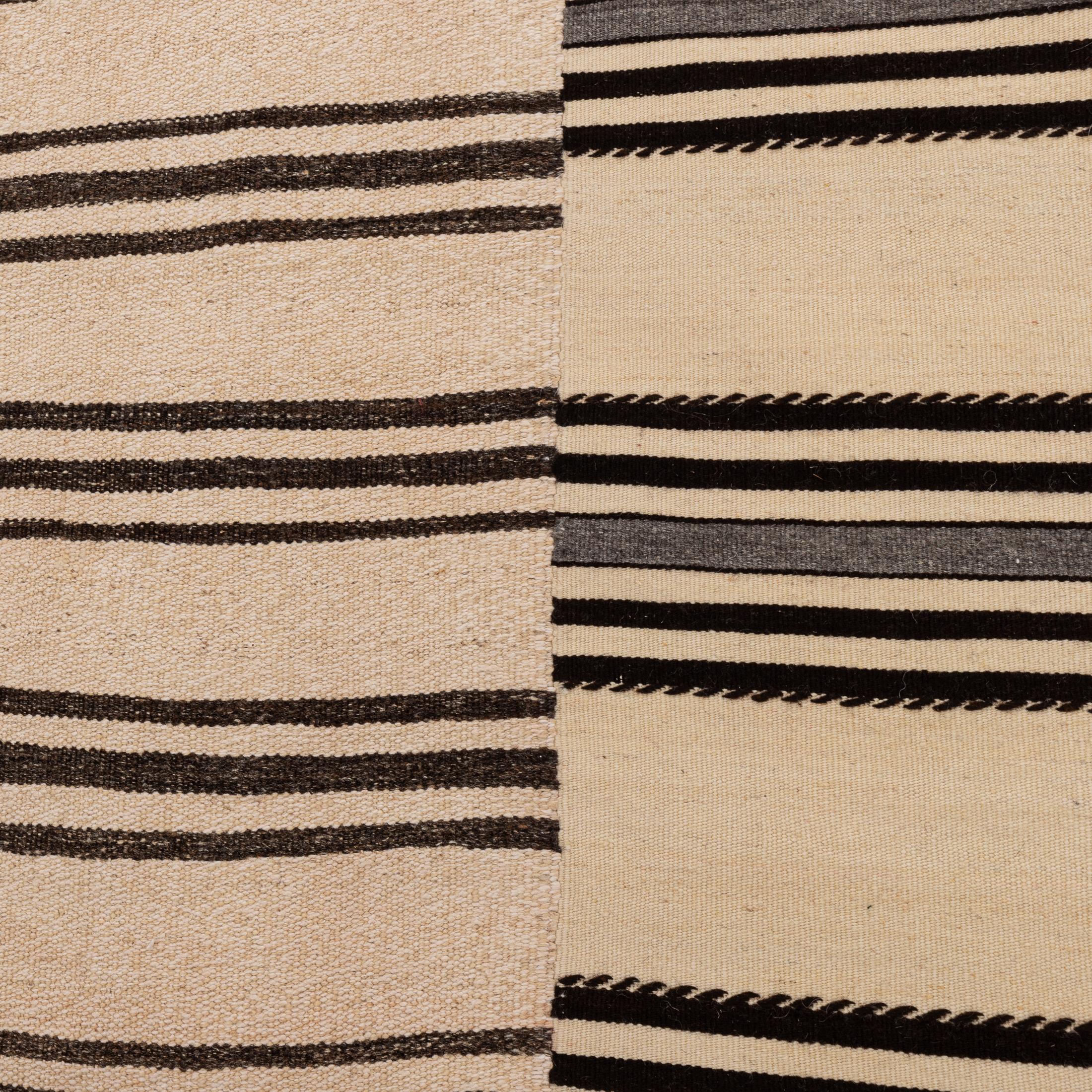 Gran alfombra kilim de lana neutra de Anatolia, mediados del siglo XX en Bueno estado para la venta en Istanbul, TR