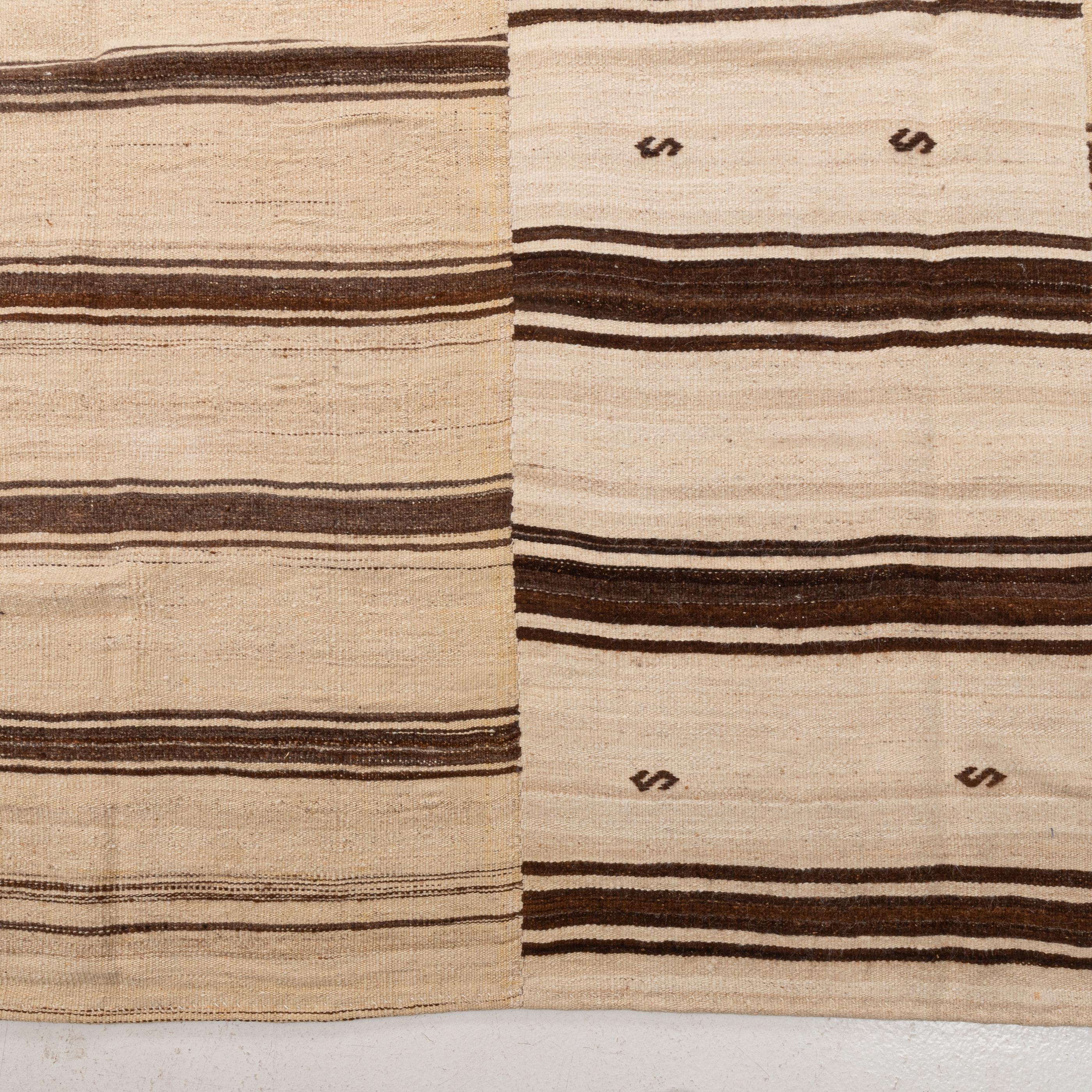 Großer anatolischer neutraler Woll-Kilim-Teppich, Mitte 20. im Zustand „Gut“ im Angebot in Istanbul, TR