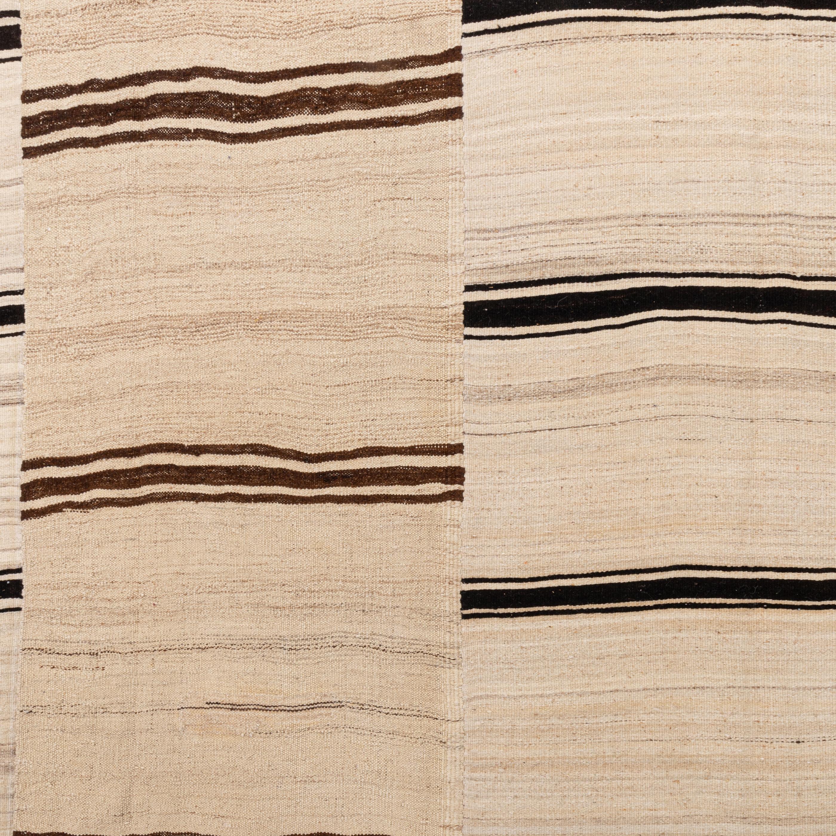 Gran alfombra kilim de lana neutra de Anatolia, mediados del siglo XX en Bueno estado para la venta en Istanbul, TR