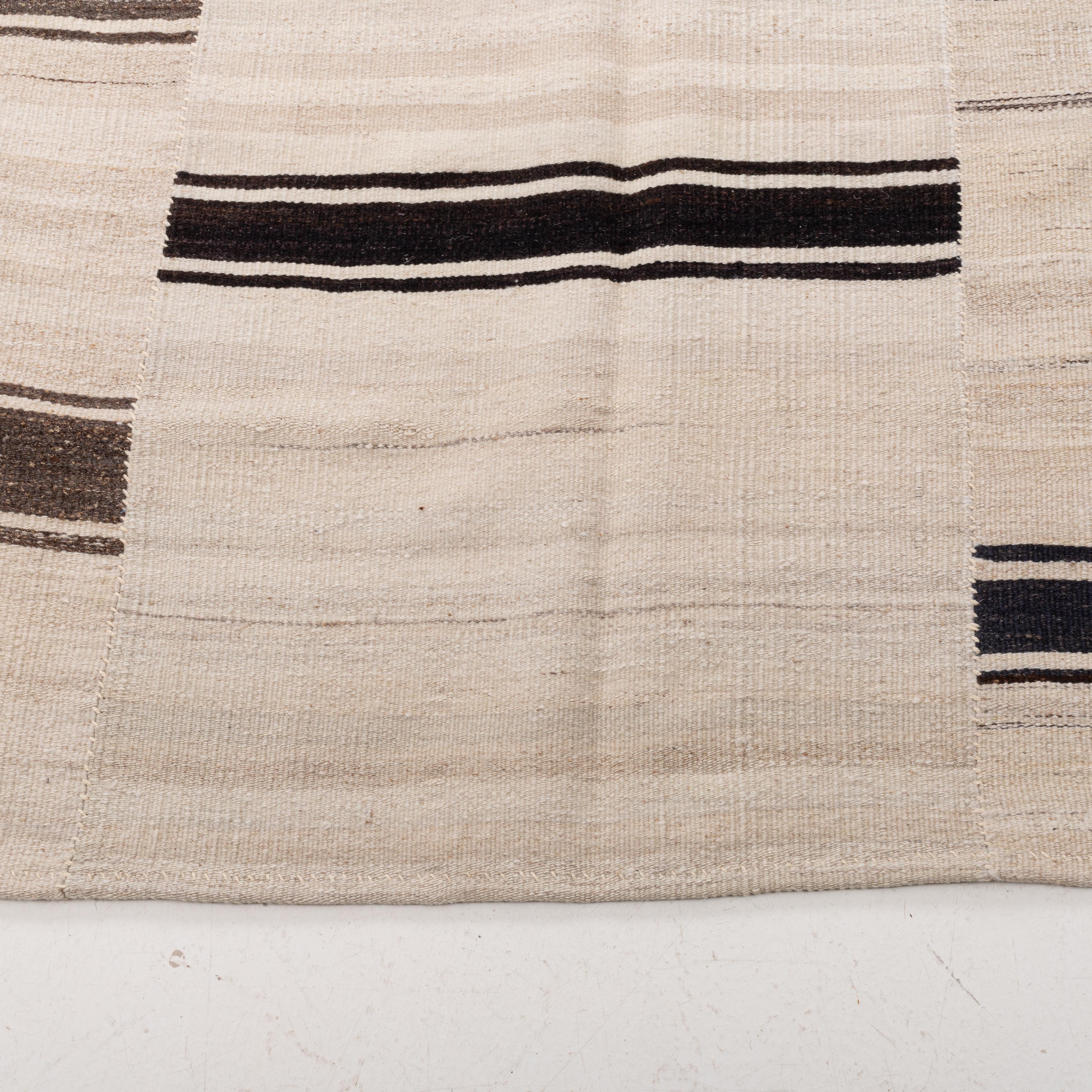 Großer anatolischer neutraler Woll-Kilim-Teppich, Mitte 20. im Zustand „Gut“ im Angebot in Istanbul, TR