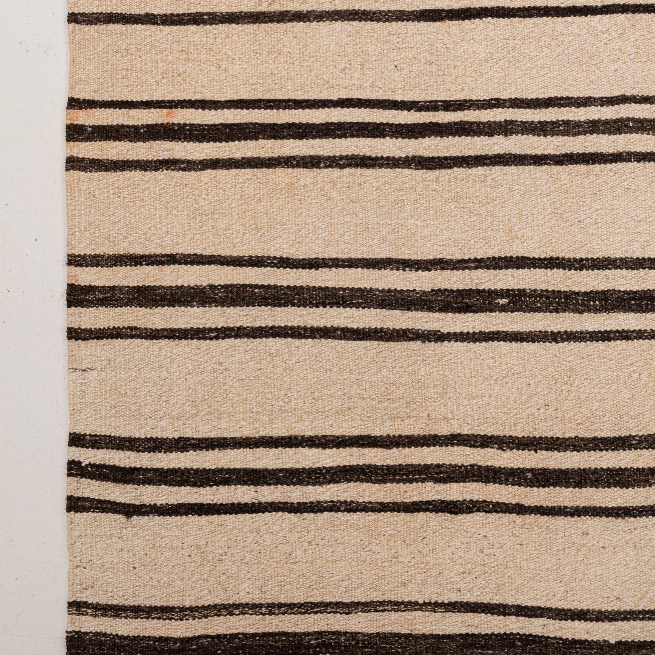 Gran alfombra kilim de lana neutra de Anatolia, mediados del siglo XX Lana en venta