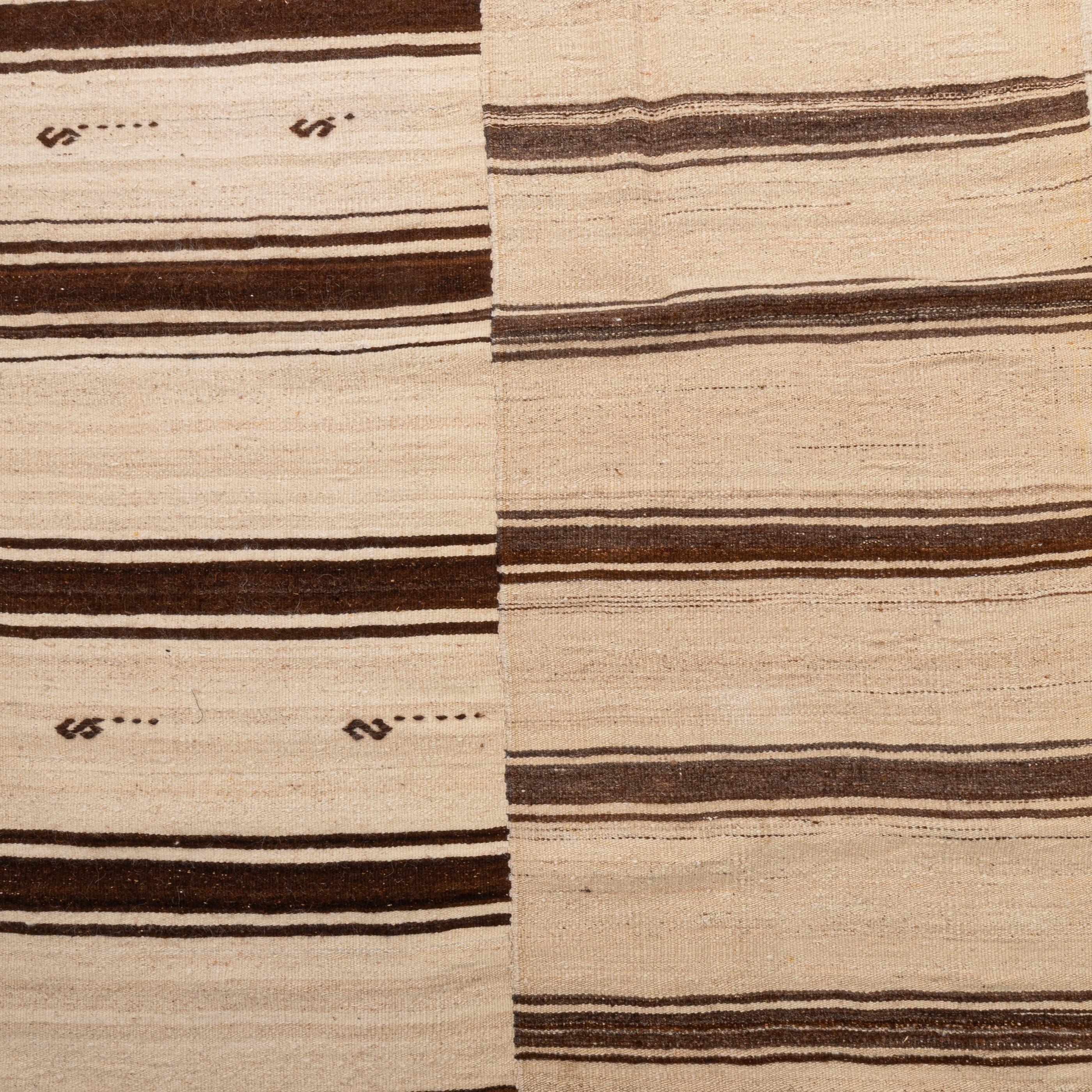 Großer anatolischer neutraler Woll-Kilim-Teppich, Mitte 20. (20. Jahrhundert) im Angebot