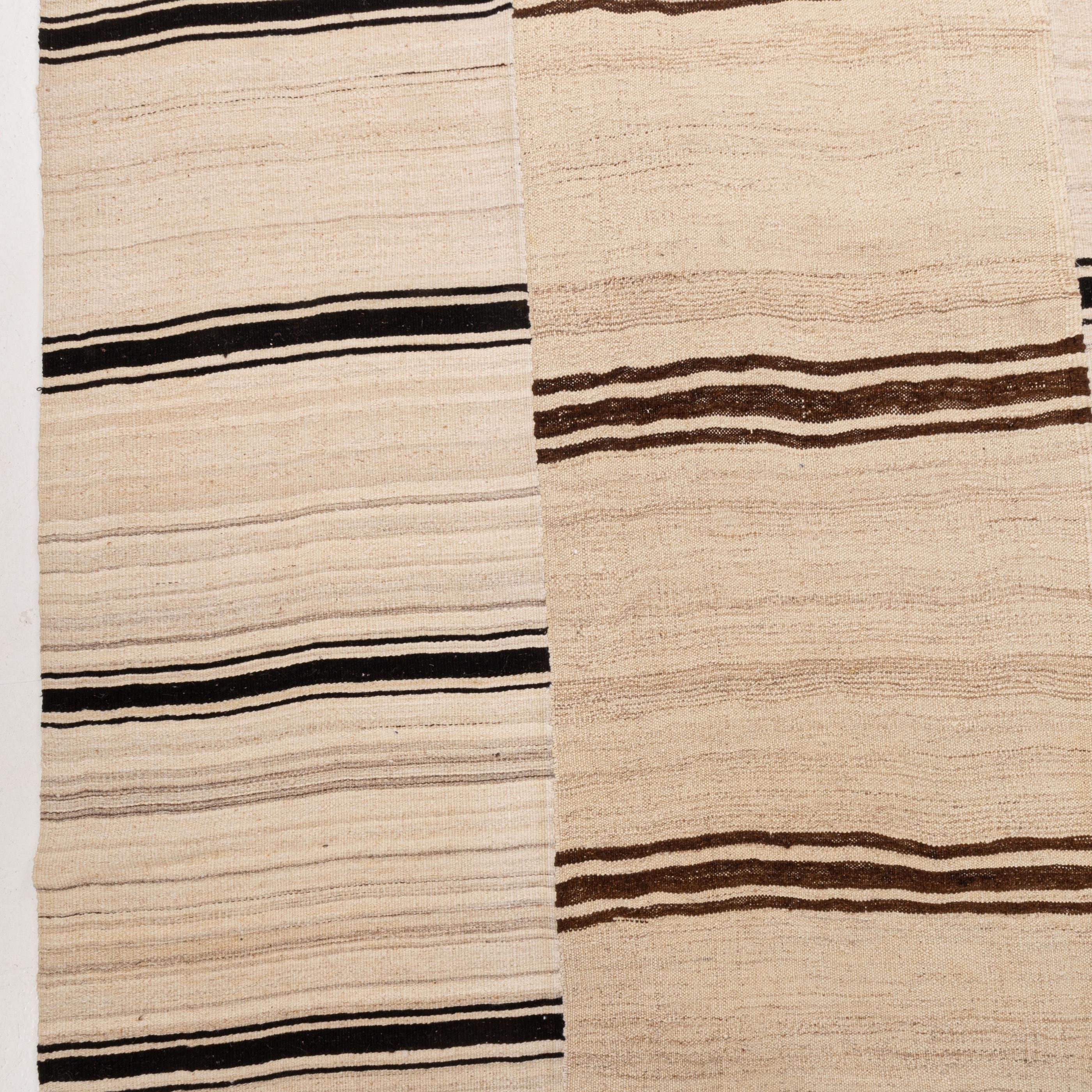 Gran alfombra kilim de lana neutra de Anatolia, mediados del siglo XX Lana en venta
