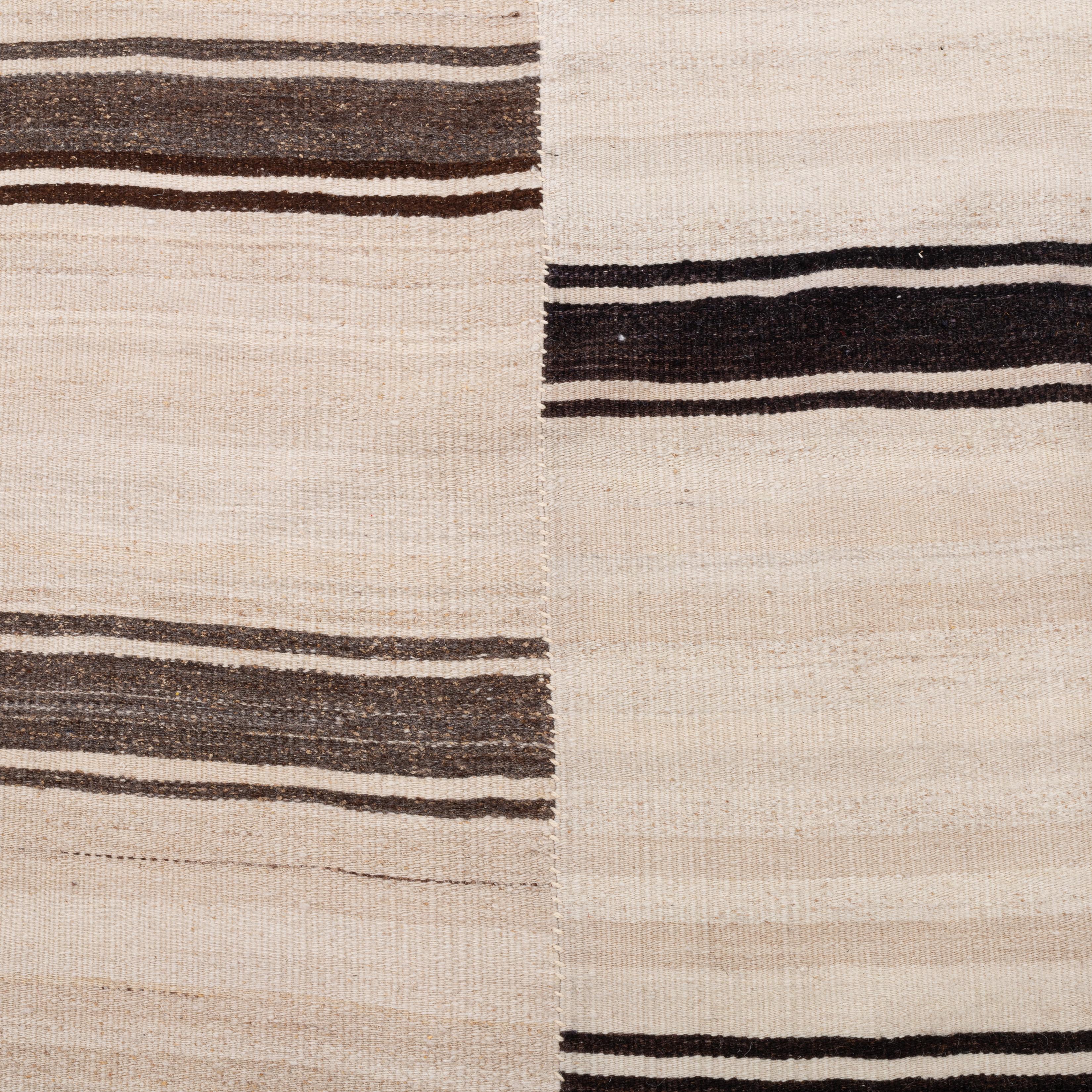 Großer anatolischer neutraler Woll-Kilim-Teppich, Mitte 20. (20. Jahrhundert) im Angebot