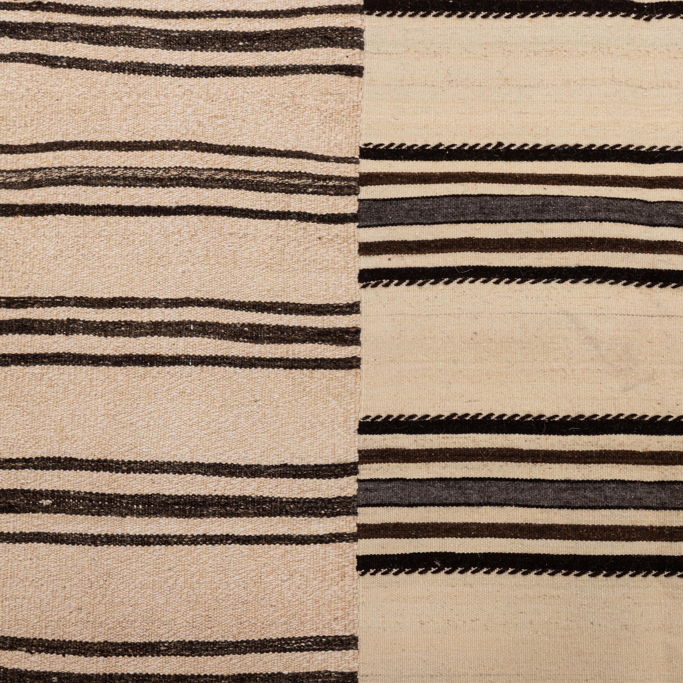 Gran alfombra kilim de lana neutra de Anatolia, mediados del siglo XX en venta 1