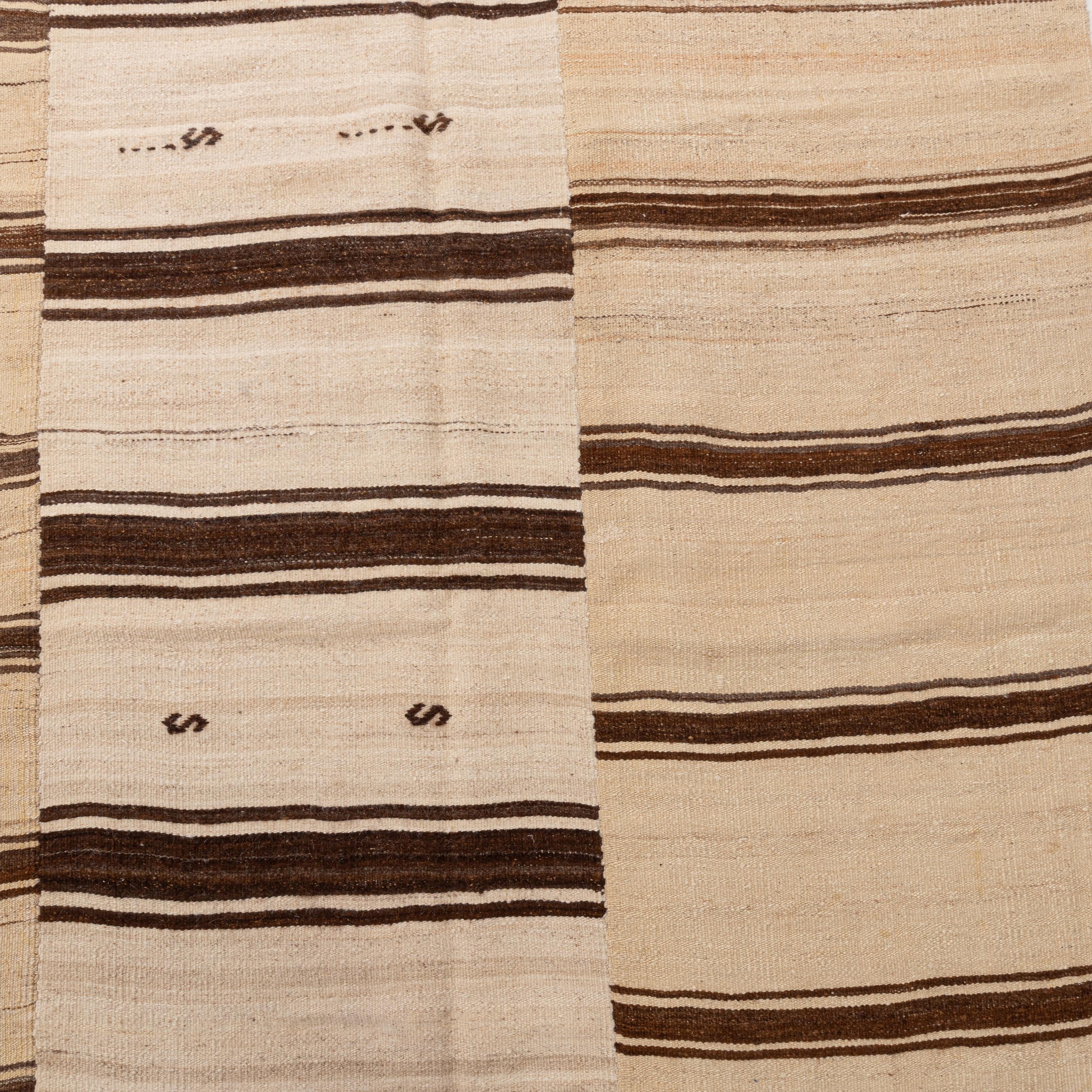 Großer anatolischer neutraler Woll-Kilim-Teppich, Mitte 20. (Wolle) im Angebot