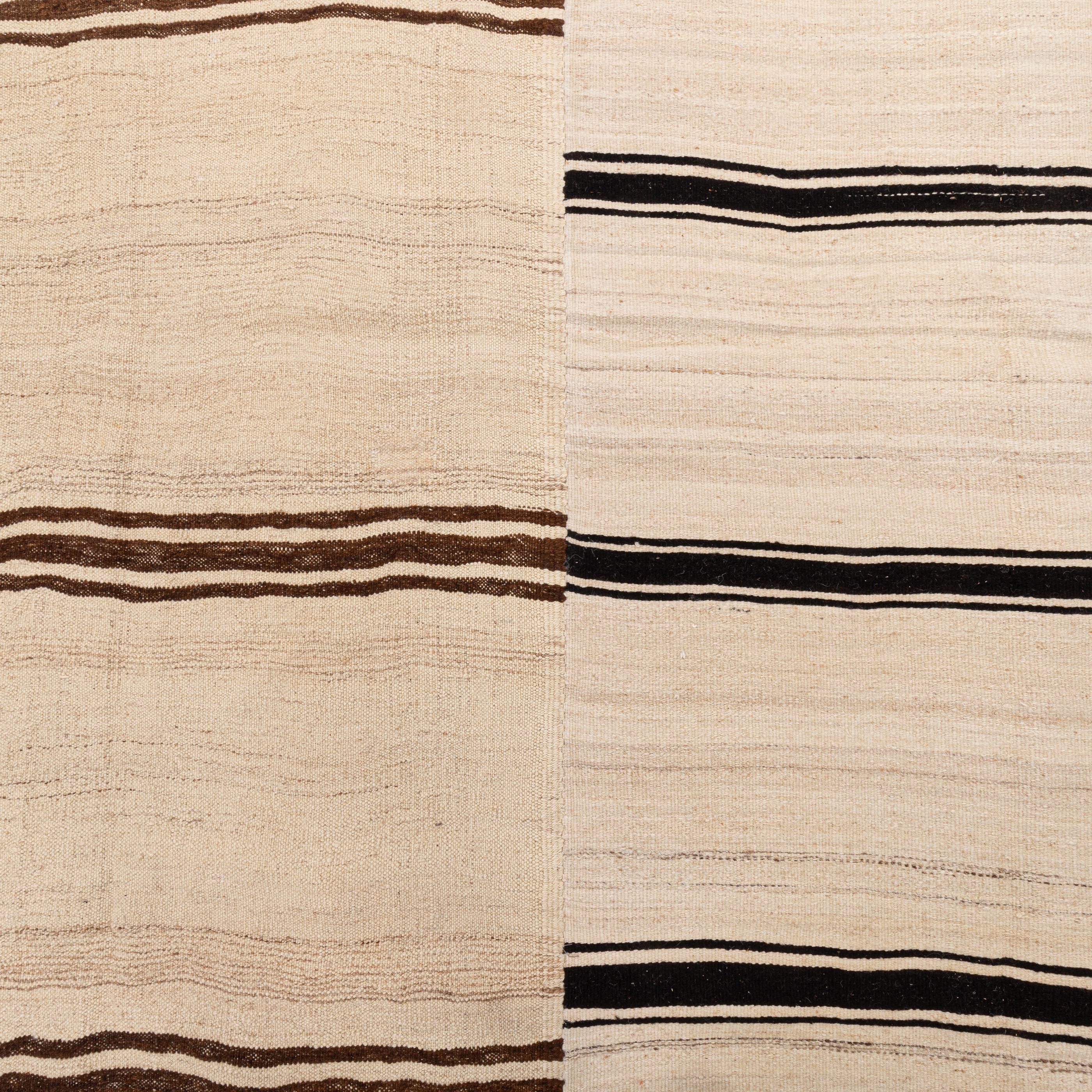 Gran alfombra kilim de lana neutra de Anatolia, mediados del siglo XX en venta 1