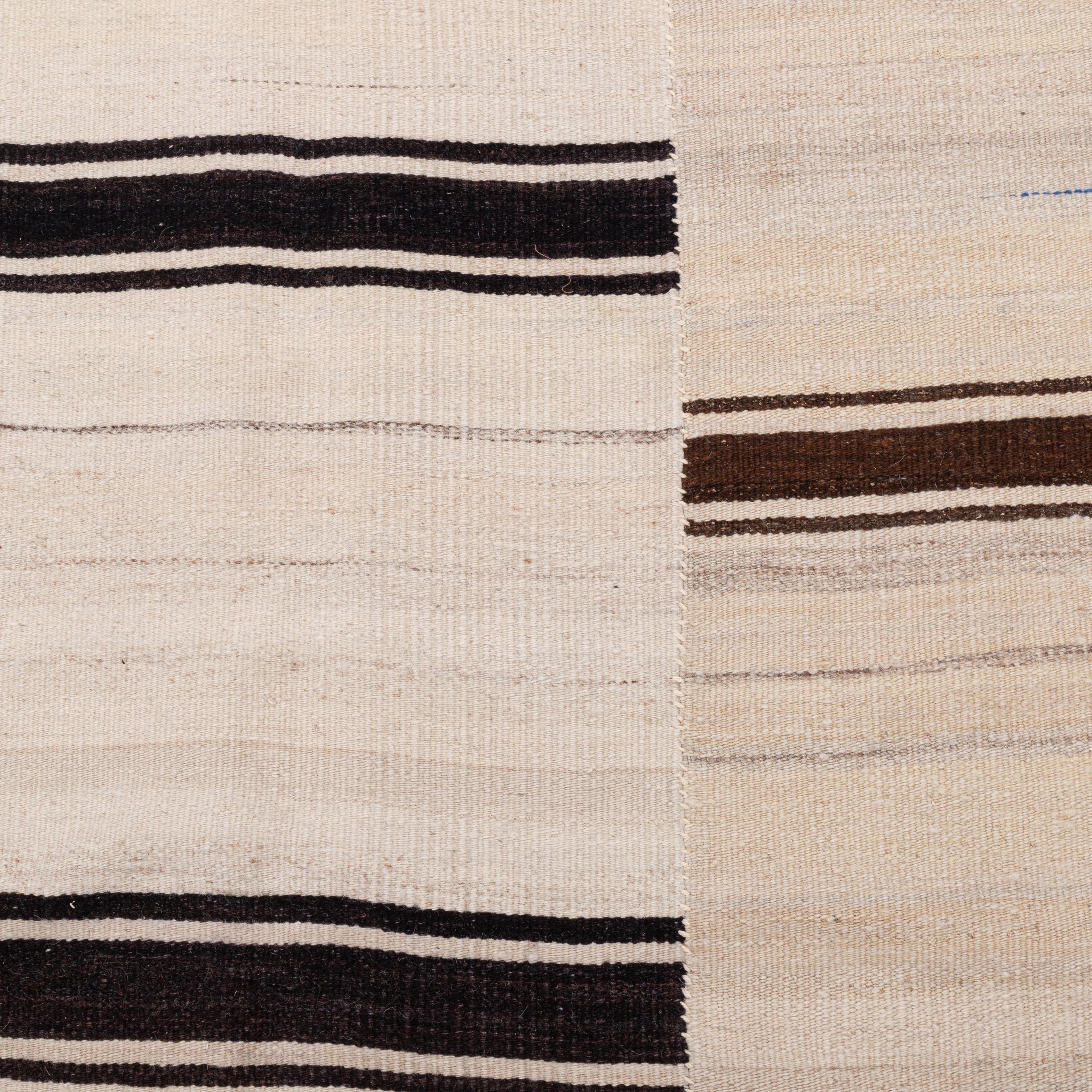 Großer anatolischer neutraler Woll-Kilim-Teppich, Mitte 20. (Wolle) im Angebot