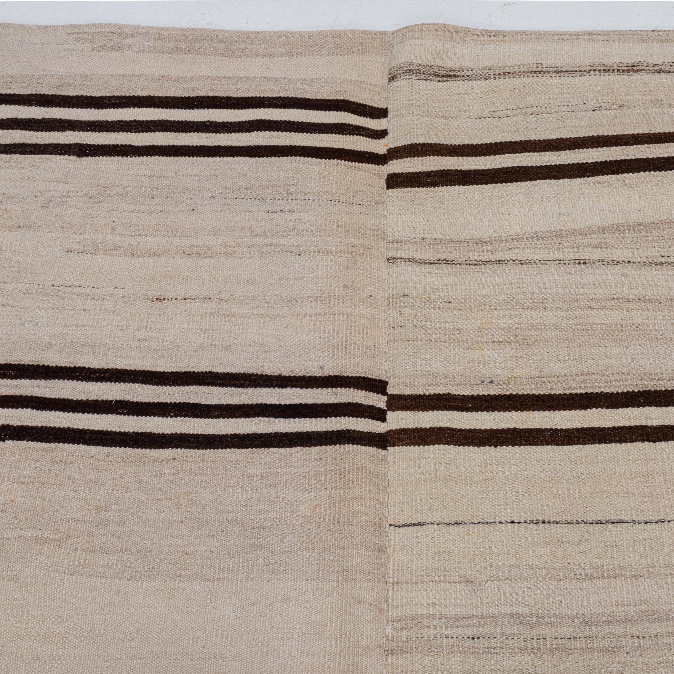 Grande Rug & Kilim in lana neutra dell'Anatolia, metà del XX secolo. in vendita 3