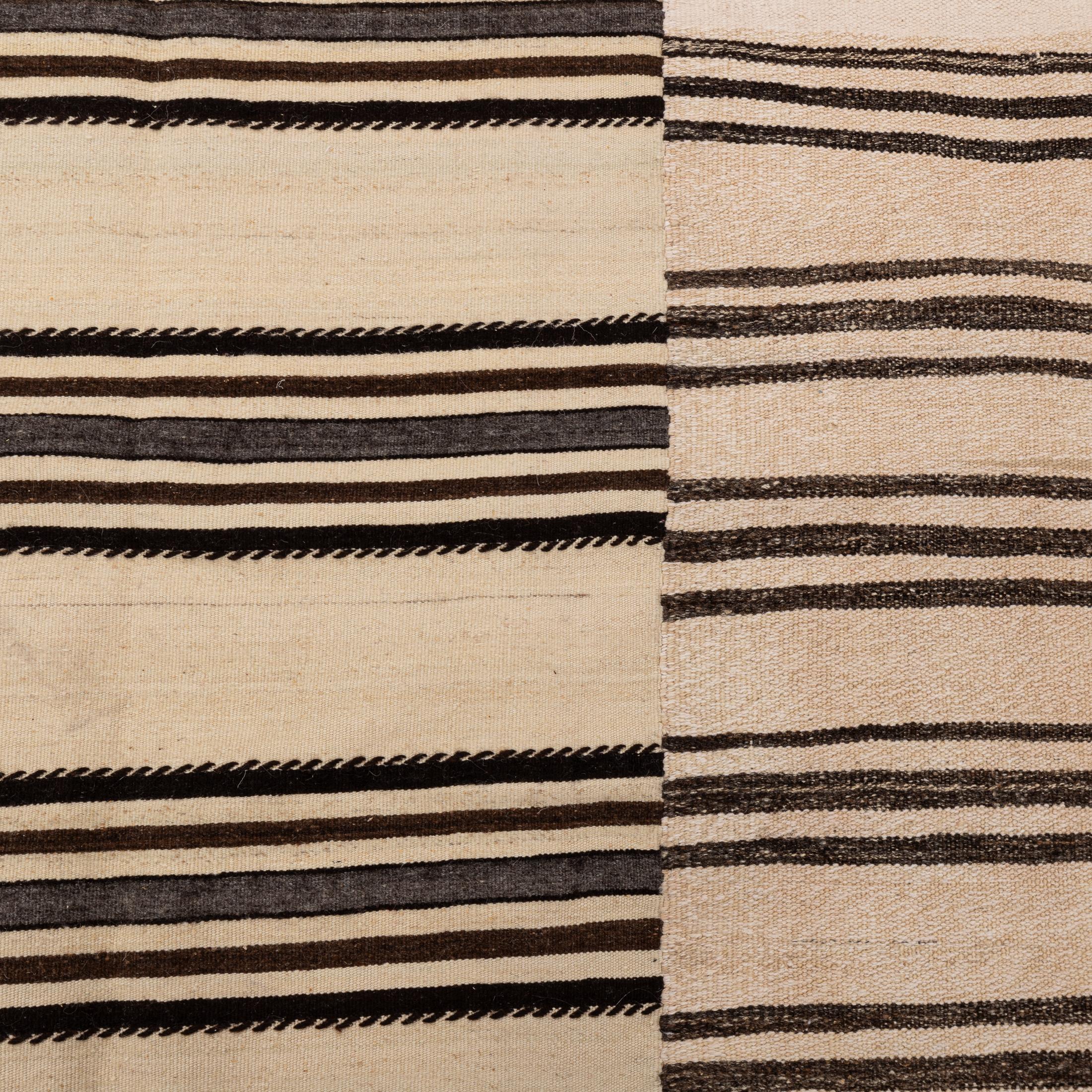Gran alfombra kilim de lana neutra de Anatolia, mediados del siglo XX en venta 2