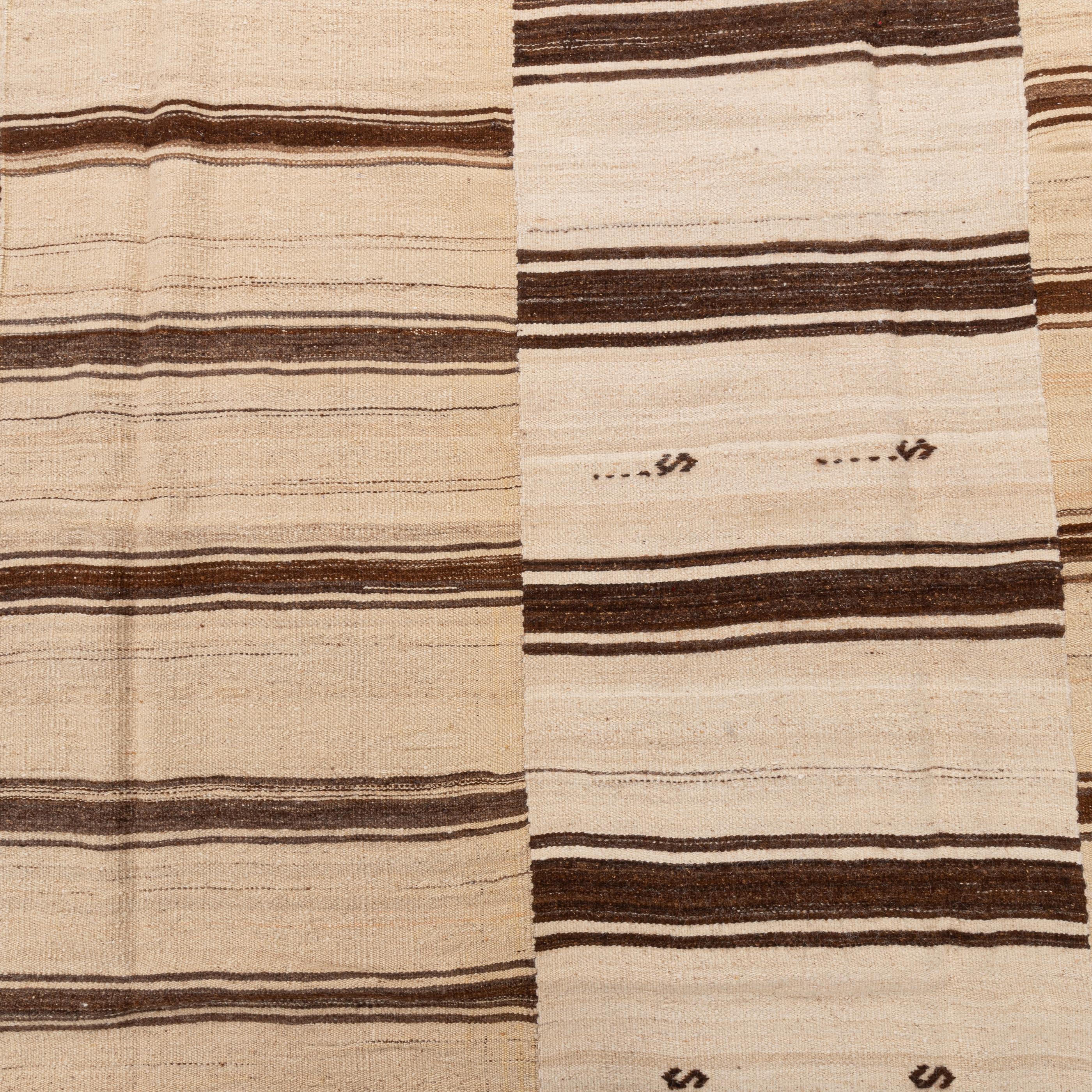 Großer anatolischer neutraler Woll-Kilim-Teppich, Mitte 20. im Angebot 1