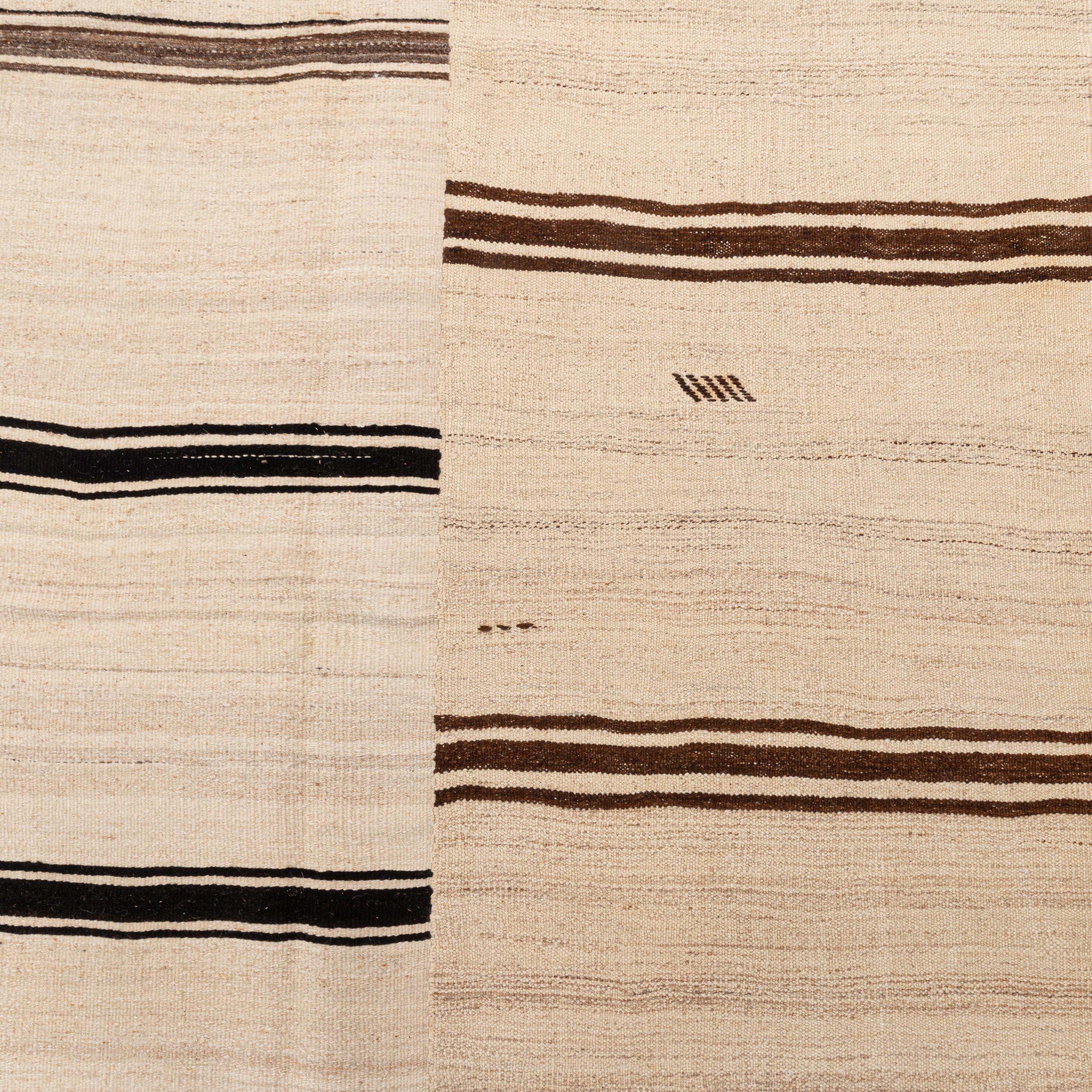 Gran alfombra kilim de lana neutra de Anatolia, mediados del siglo XX en venta 2