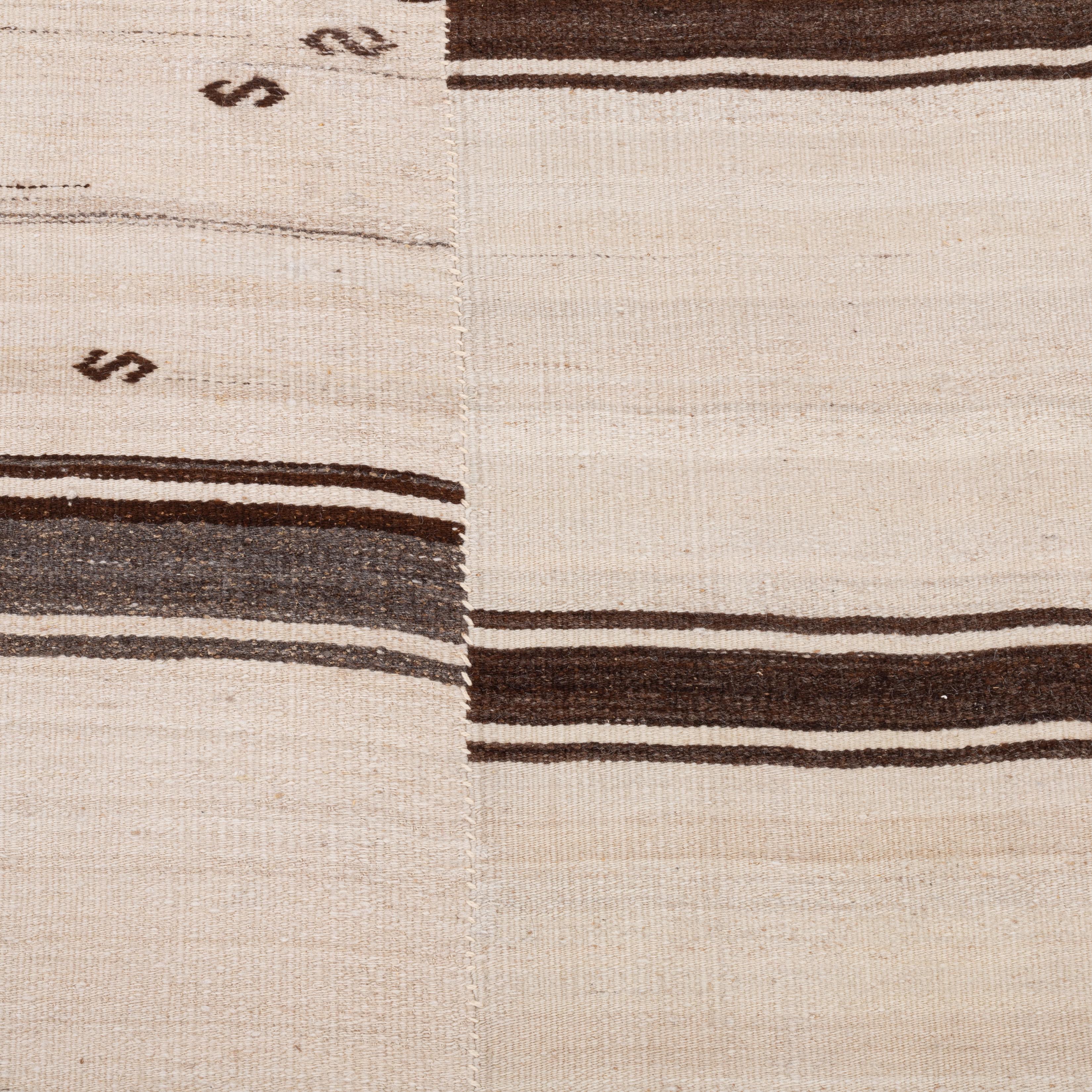 Großer anatolischer neutraler Woll-Kilim-Teppich, Mitte 20. im Angebot 1