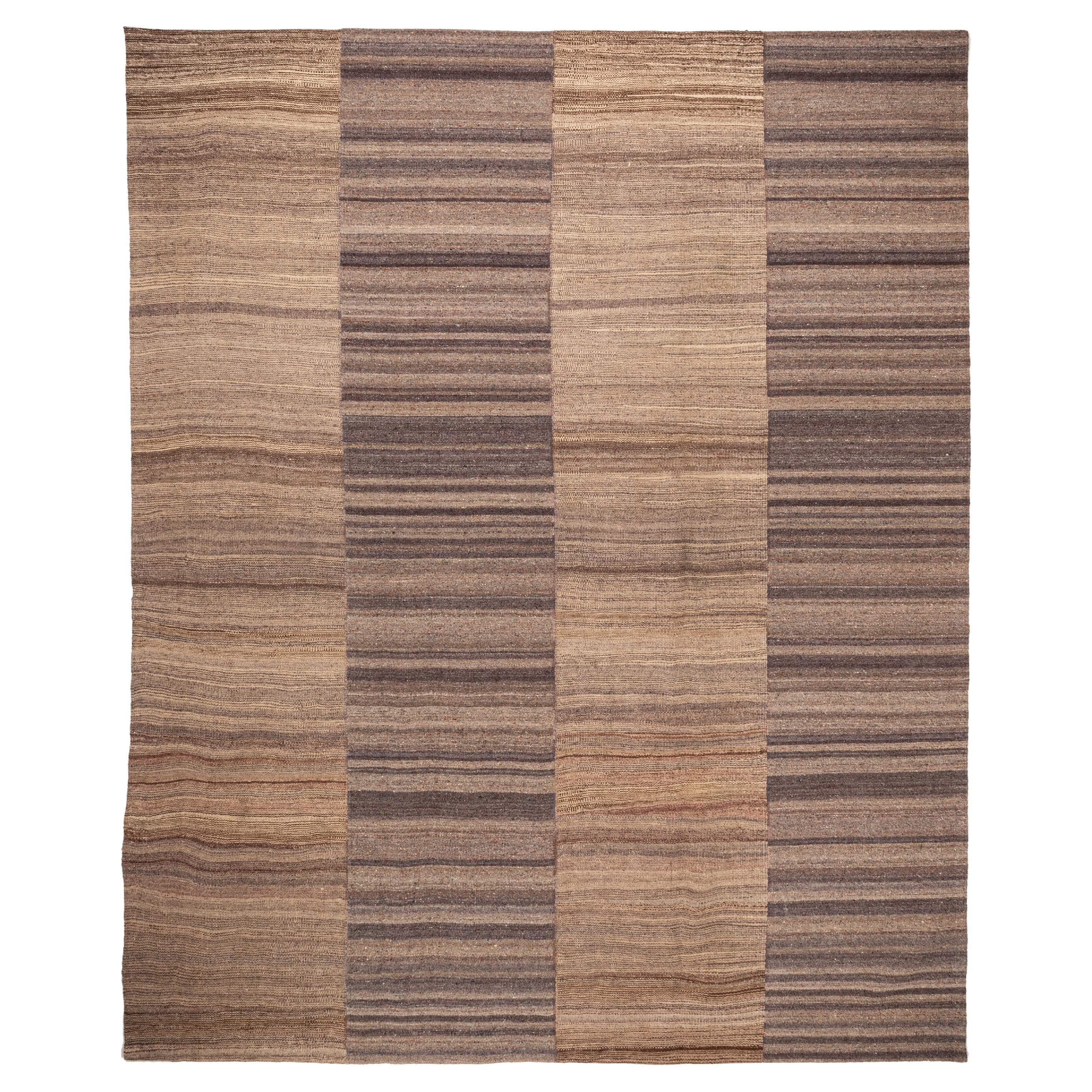 Gran alfombra kilim de lana neutra de Anatolia, mediados del siglo XX