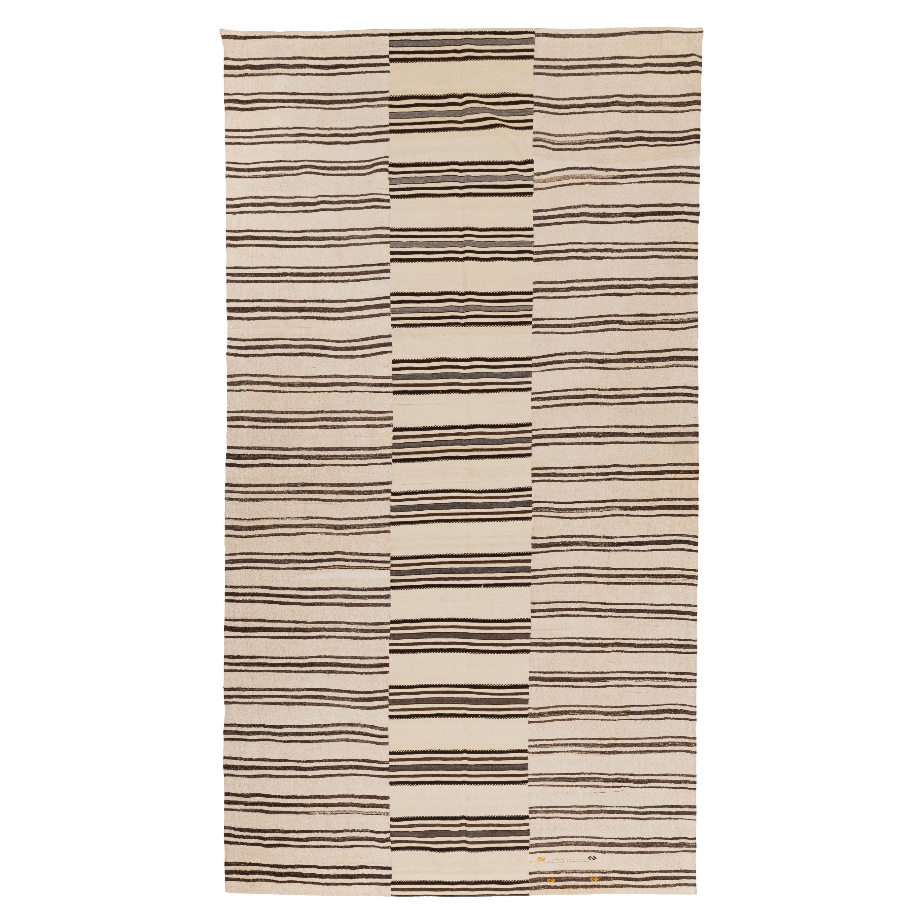 Gran alfombra kilim de lana neutra de Anatolia, mediados del siglo XX en venta