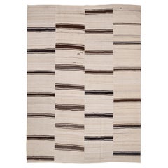 Grand tapis Kilim anatolien en laine neutre, milieu du 20e siècle