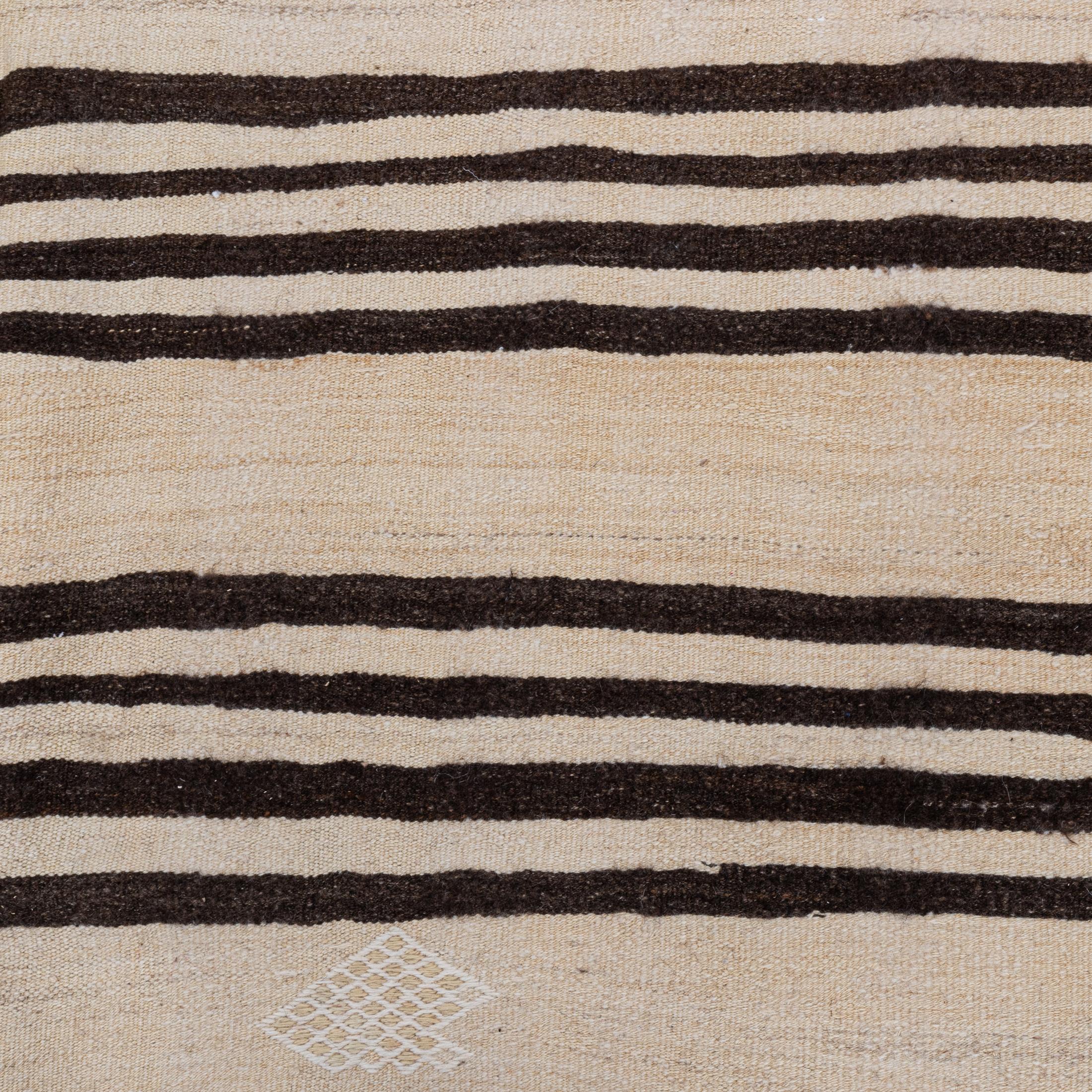 Großer abstrakter anatolischer Wollkilim, Mitte des 20. Jahrhunderts. im Angebot 3