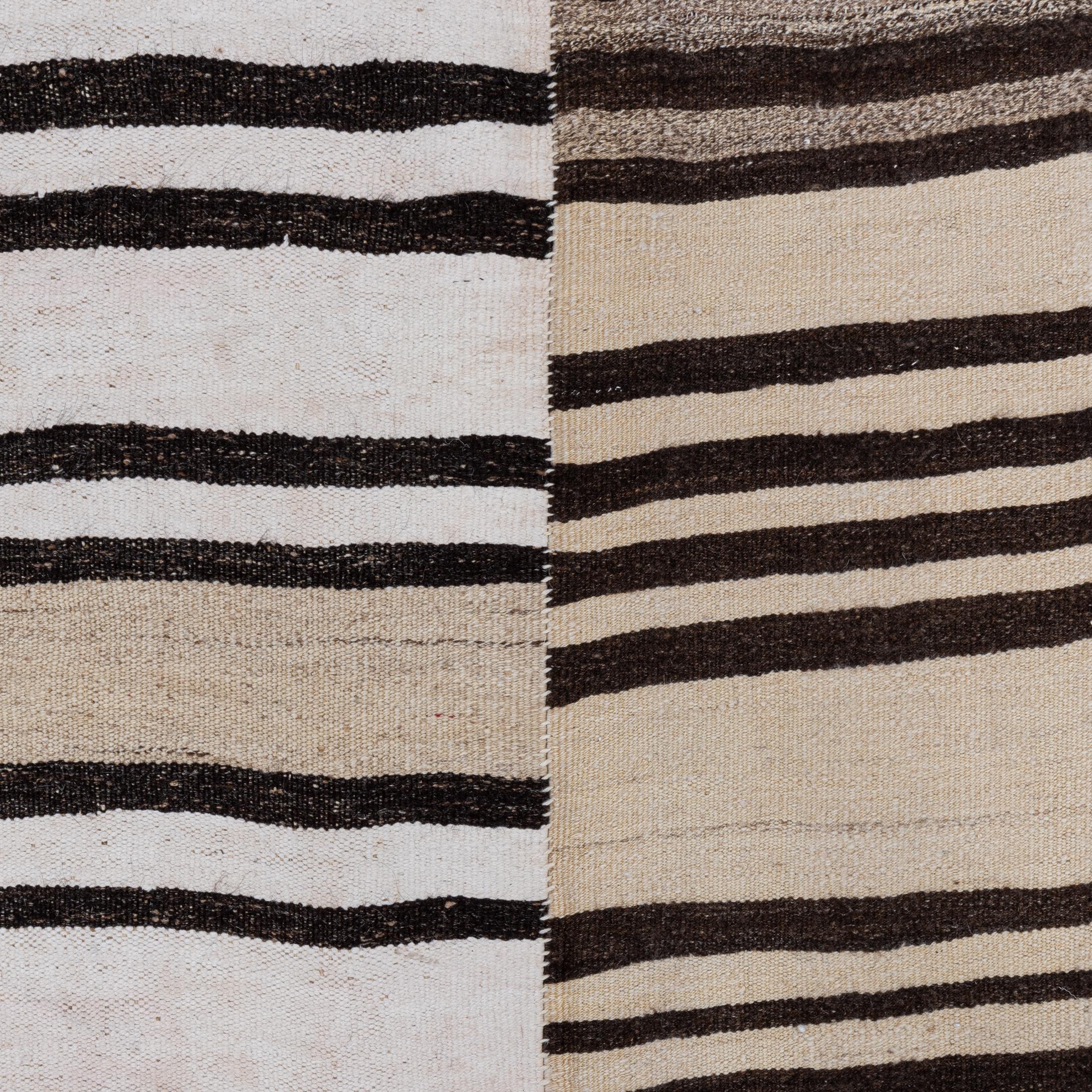 Großer abstrakter anatolischer Wollkilim, Mitte des 20. Jahrhunderts. im Angebot 4