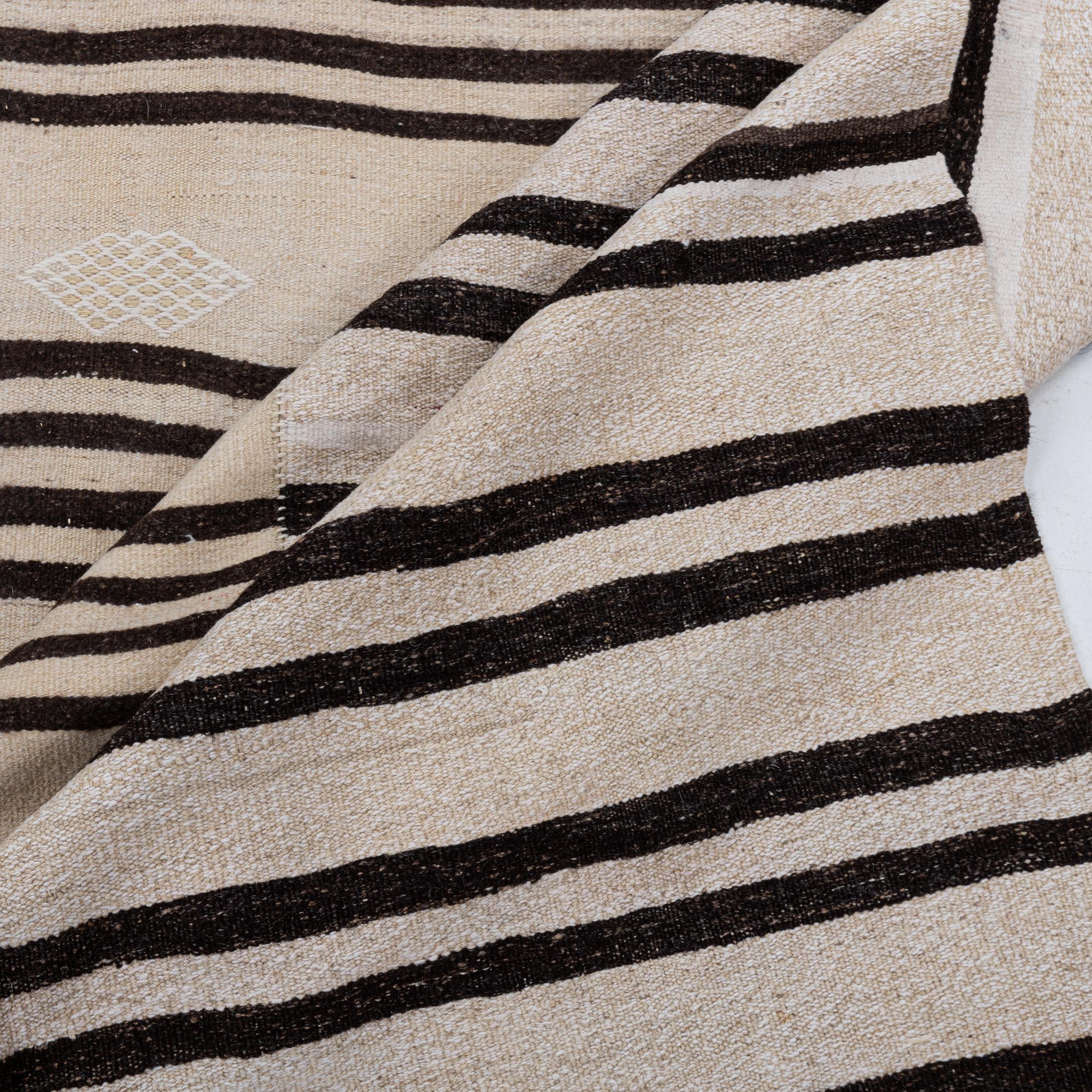 Großer abstrakter anatolischer Wollkilim, Mitte des 20. Jahrhunderts. im Angebot 5