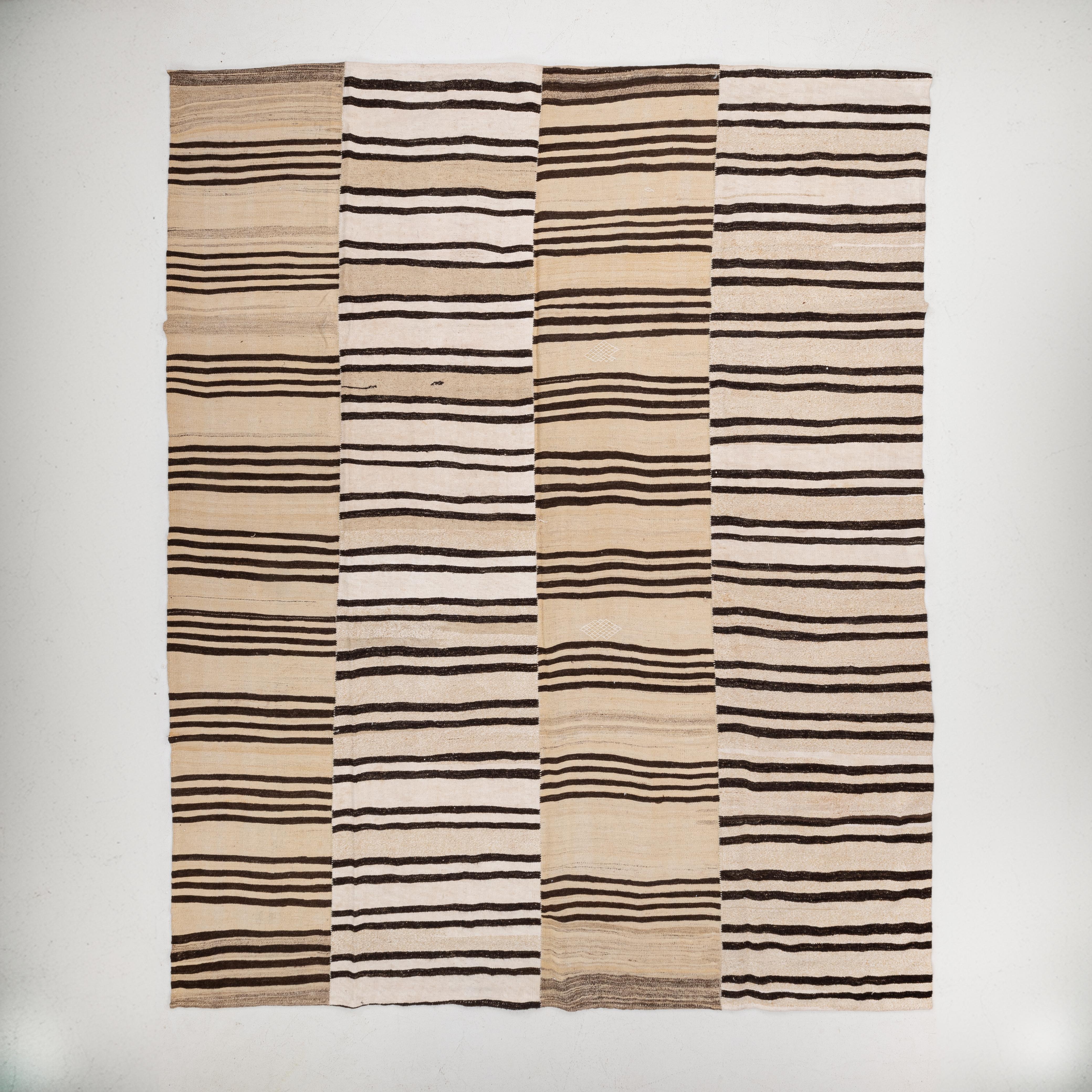 Großer abstrakter anatolischer Wollkilim, Mitte des 20. Jahrhunderts. im Angebot 6
