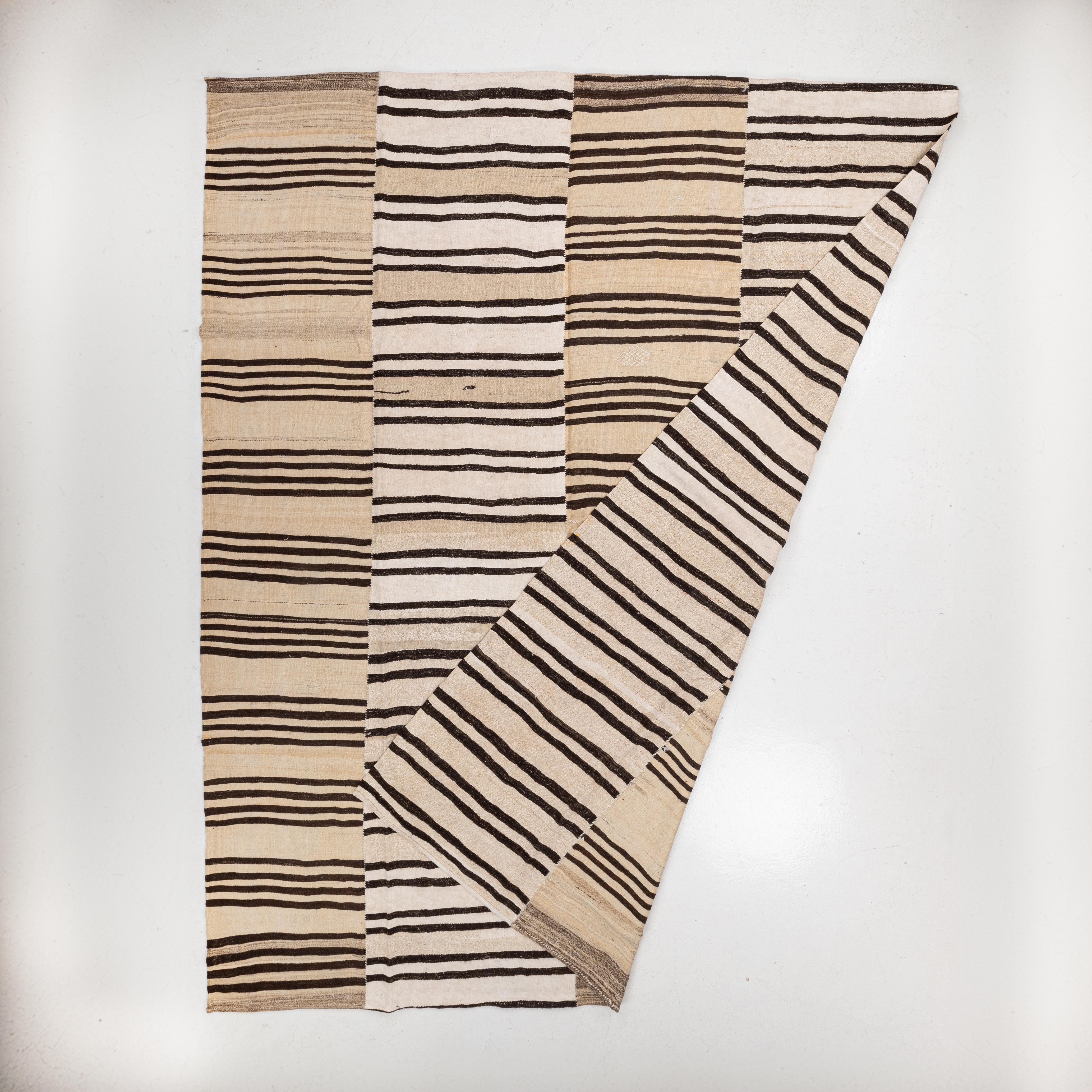 Großer abstrakter anatolischer Wollkilim, Mitte des 20. Jahrhunderts. im Angebot 7
