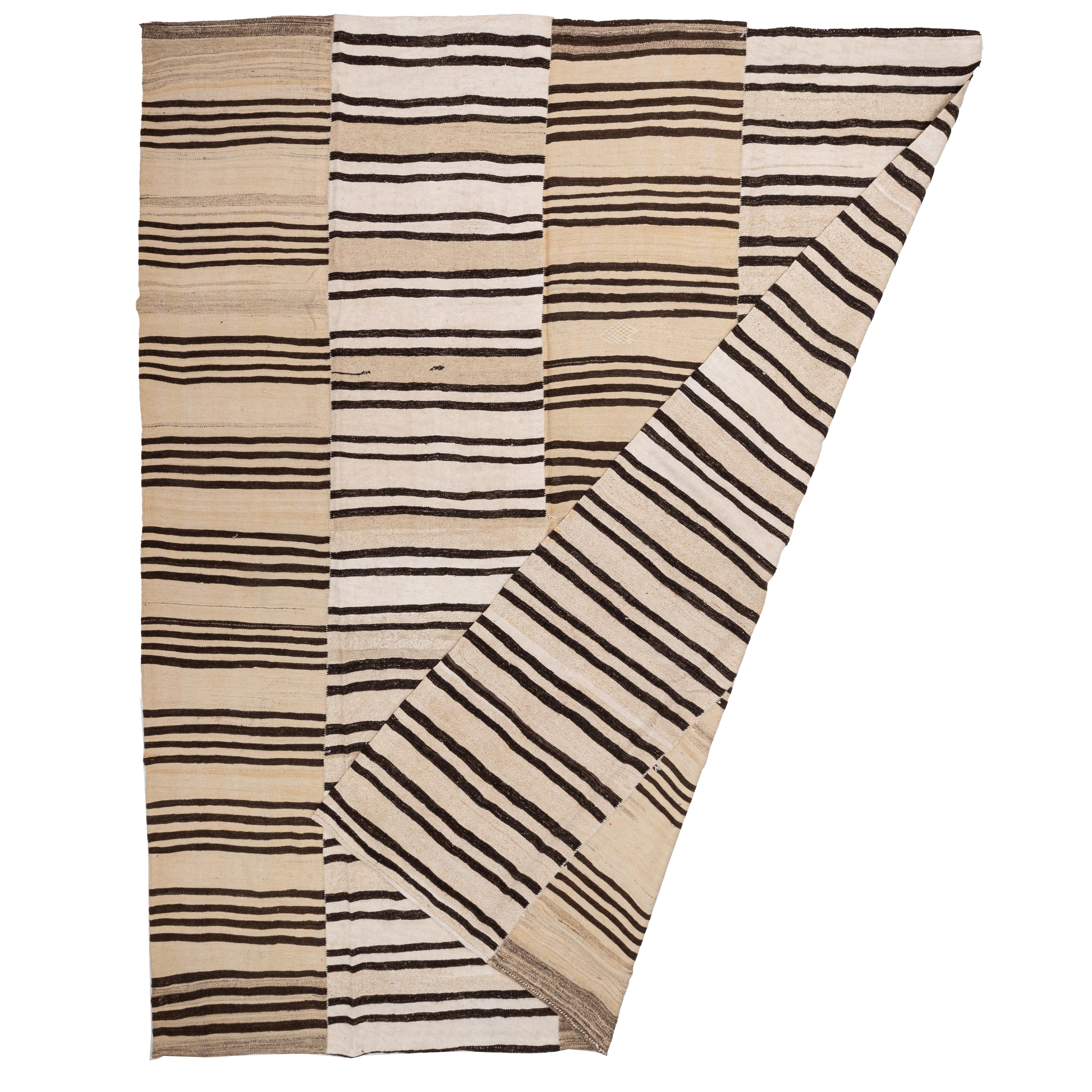 Großer abstrakter anatolischer Wollkilim, Mitte des 20. Jahrhunderts. im Angebot 8